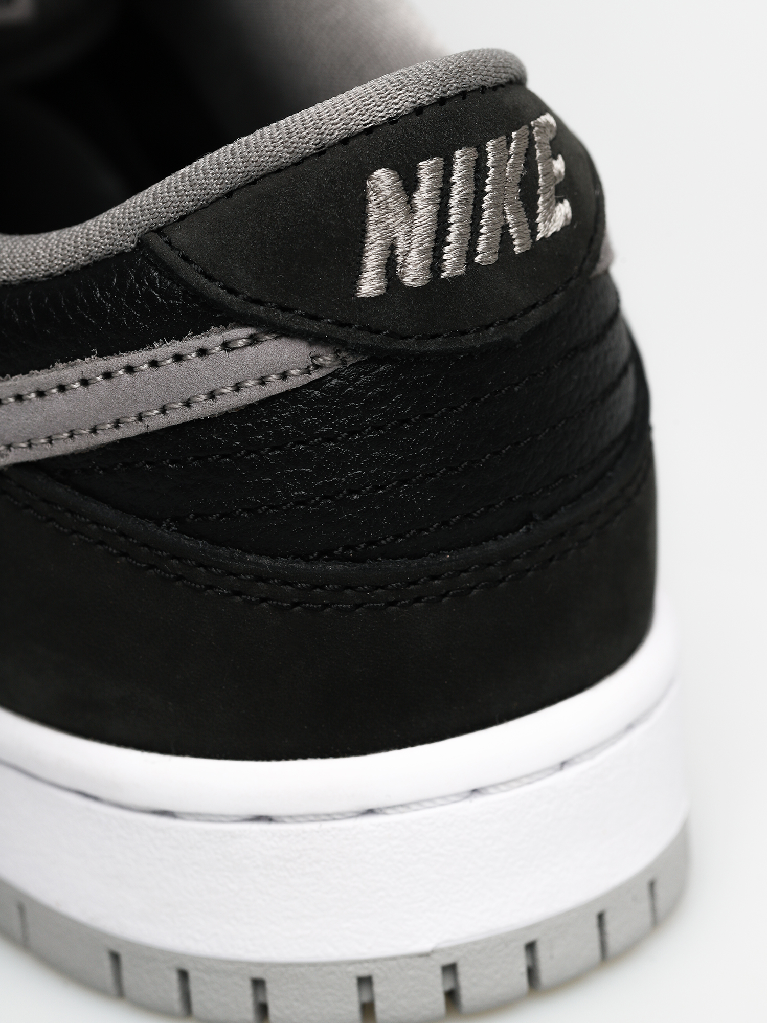 Boty Nike SB Dunk Low Pro (black/medium grey black white)