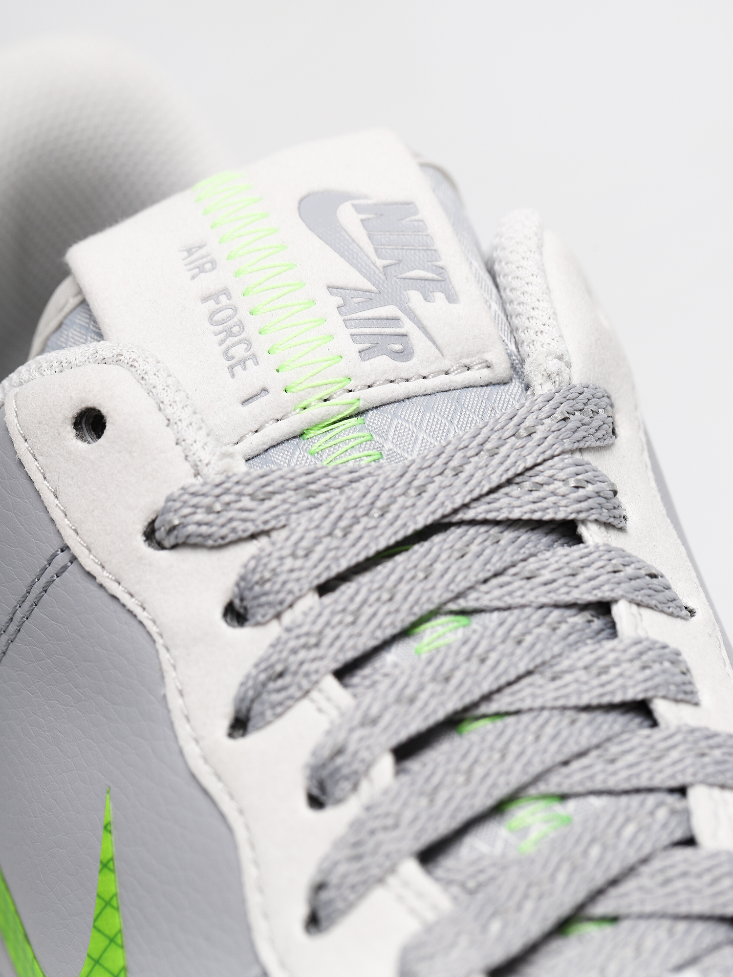 Boty Nike Air Force 1 07 Lv8 (wolf grey/ghost green photon dust black)