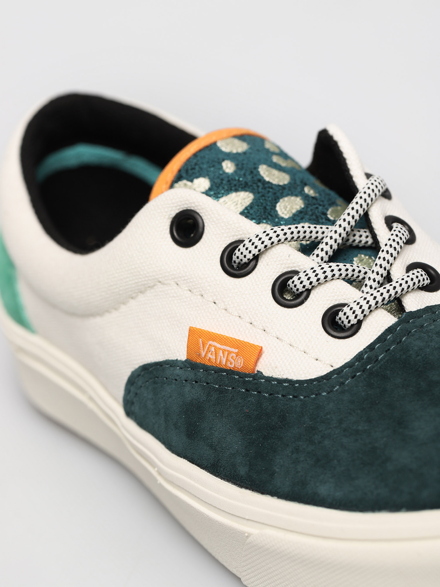 vans comfycush era bugs