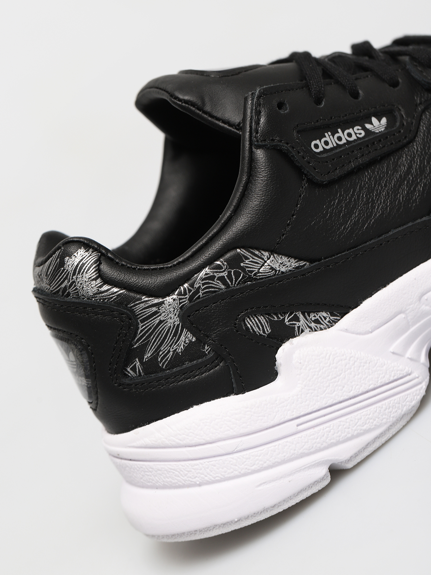 Boty adidas Originals Falcon Wmn (core black/core black/silver met)