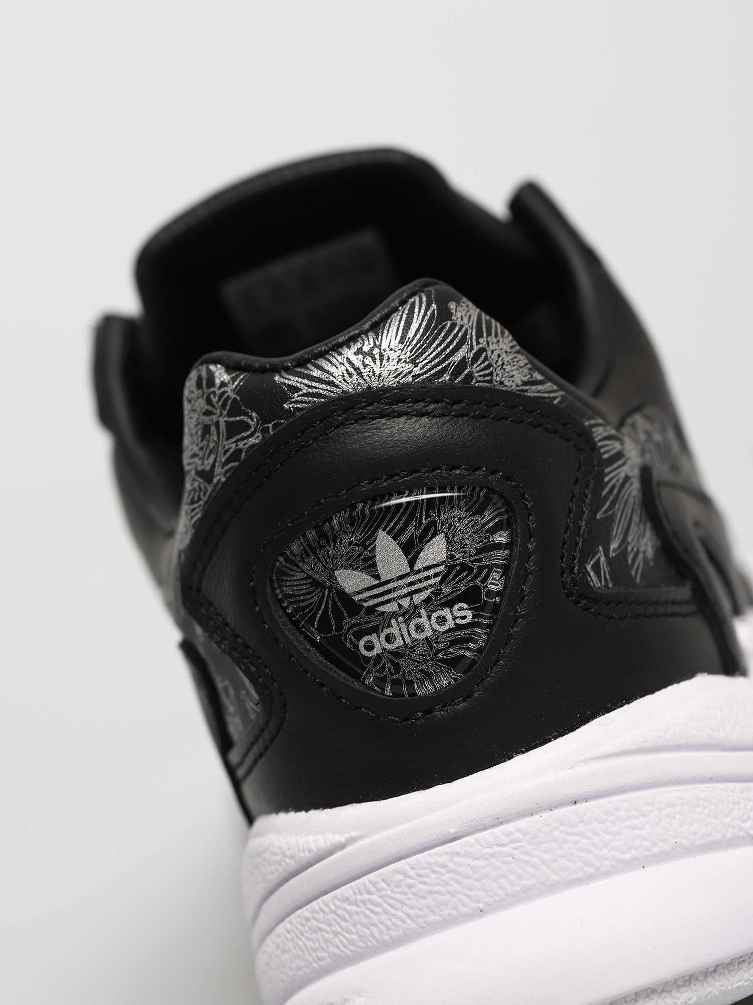 Boty adidas Originals Falcon Wmn (core black/core black/silver met)