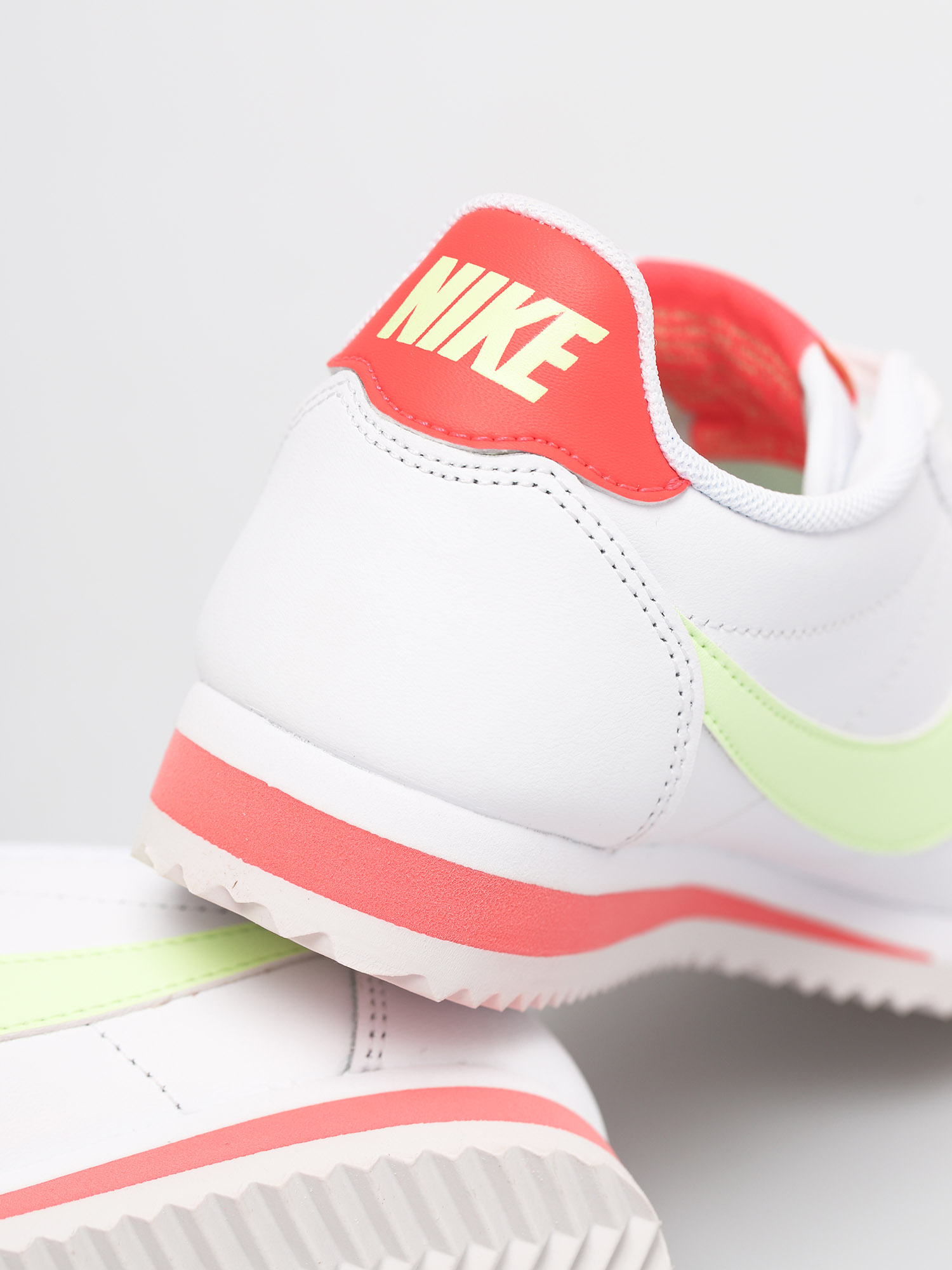 Boty Nike Classic Cortez Wmn (white/barely volt flash crimson)