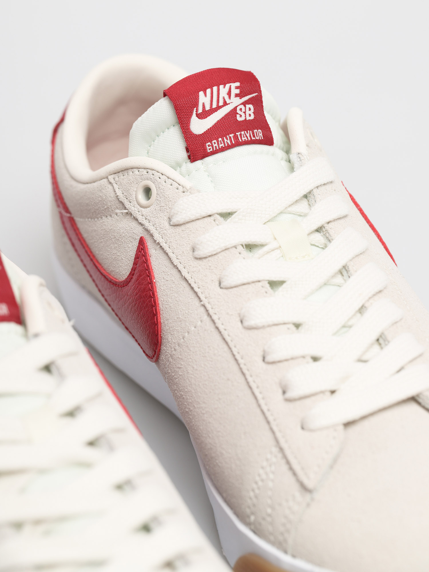 Boty Nike SB Blazer Low Gt (sail/cardinal red white gum light brown)
