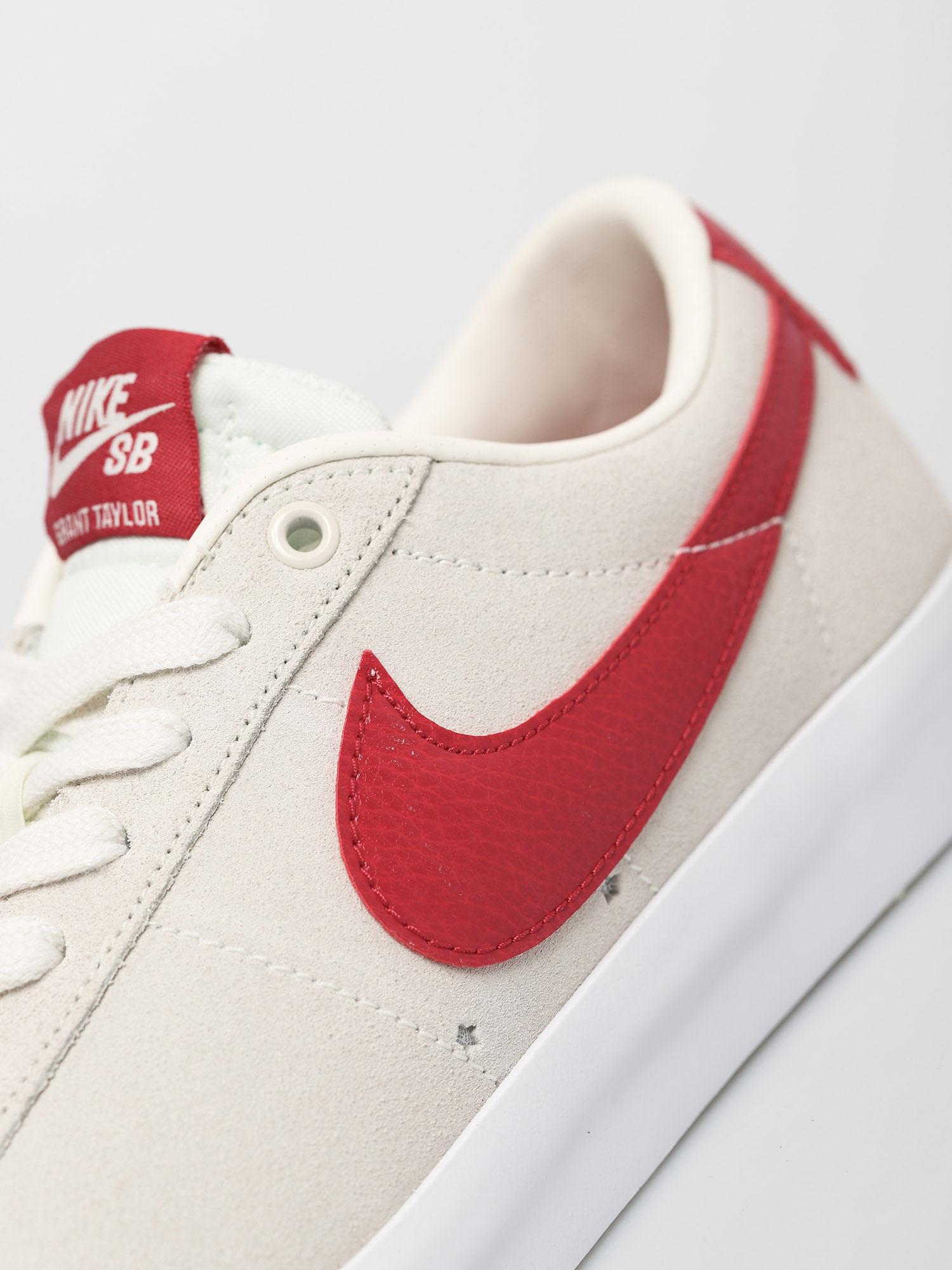 Boty Nike SB Blazer Low Gt (sail/cardinal red white gum light brown)