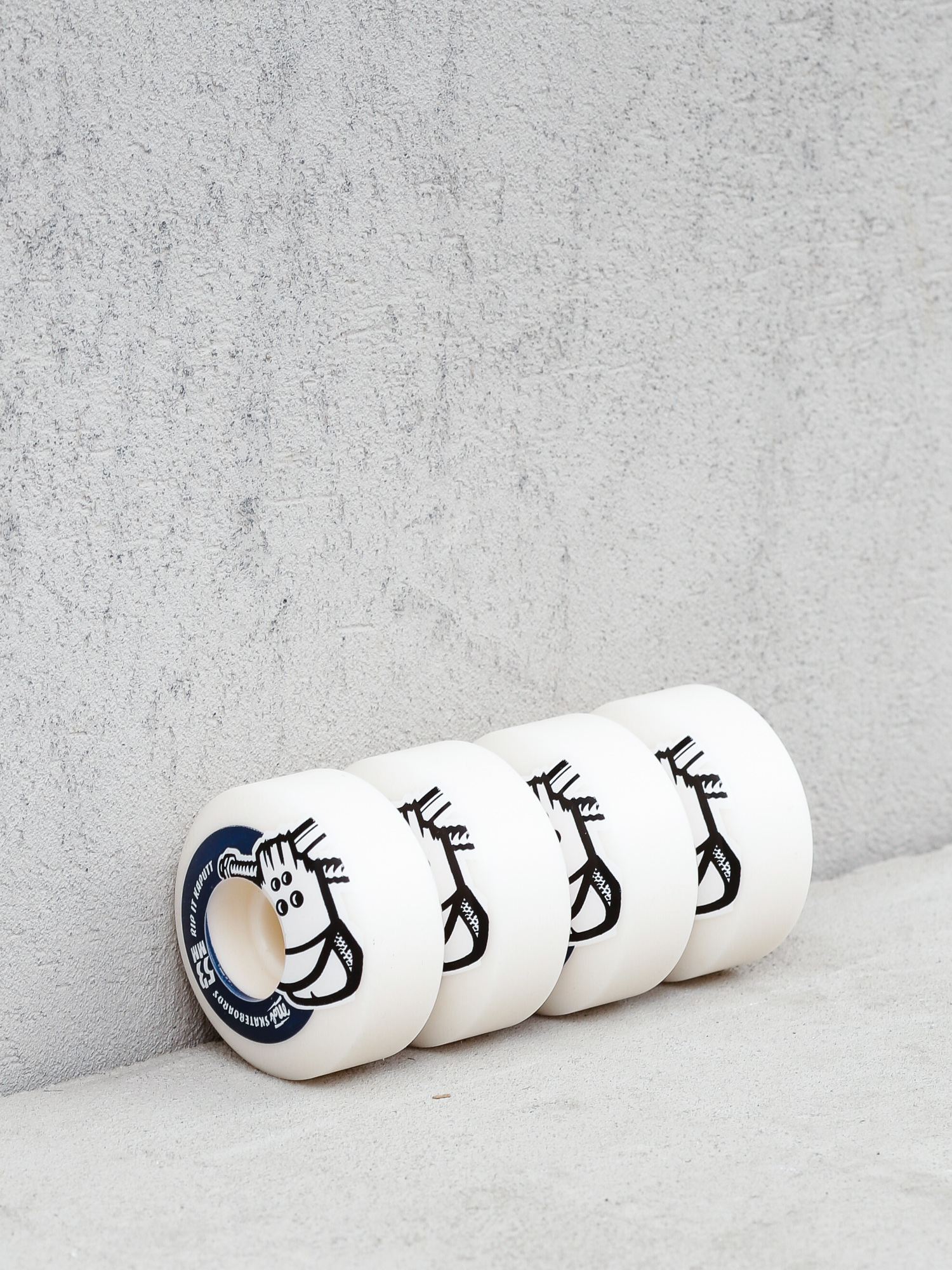 Kolečka Mob Skateboards Skull (white/navy)