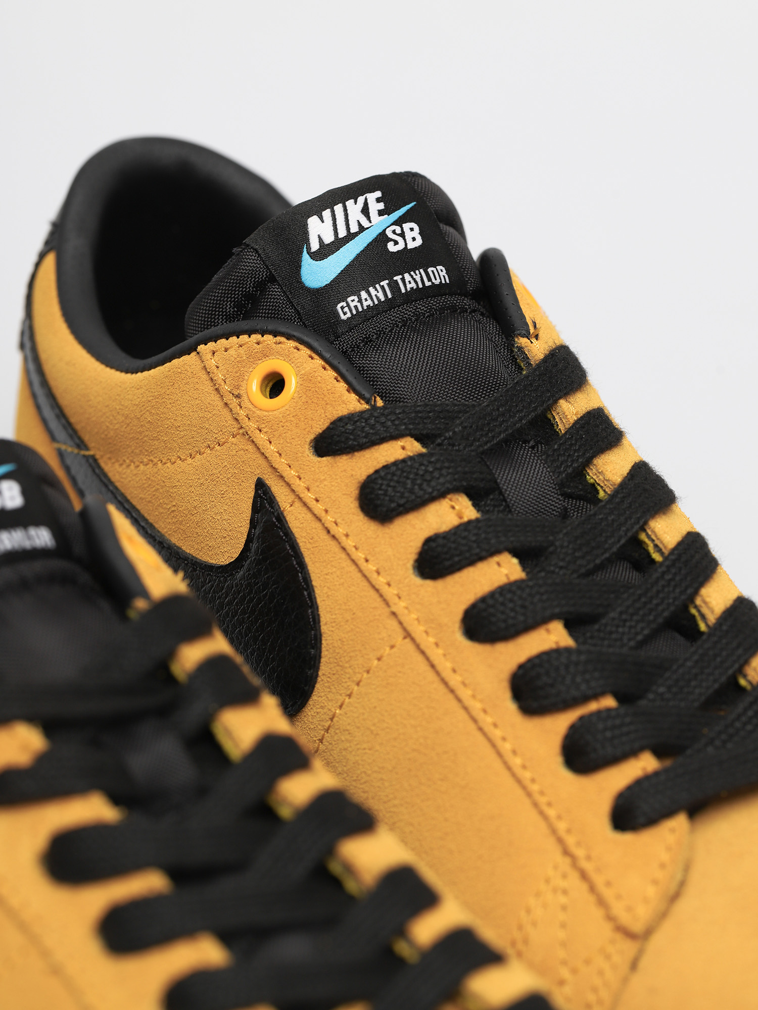 Boty Nike SB Blazer Low Gt (university gold/black university gold)