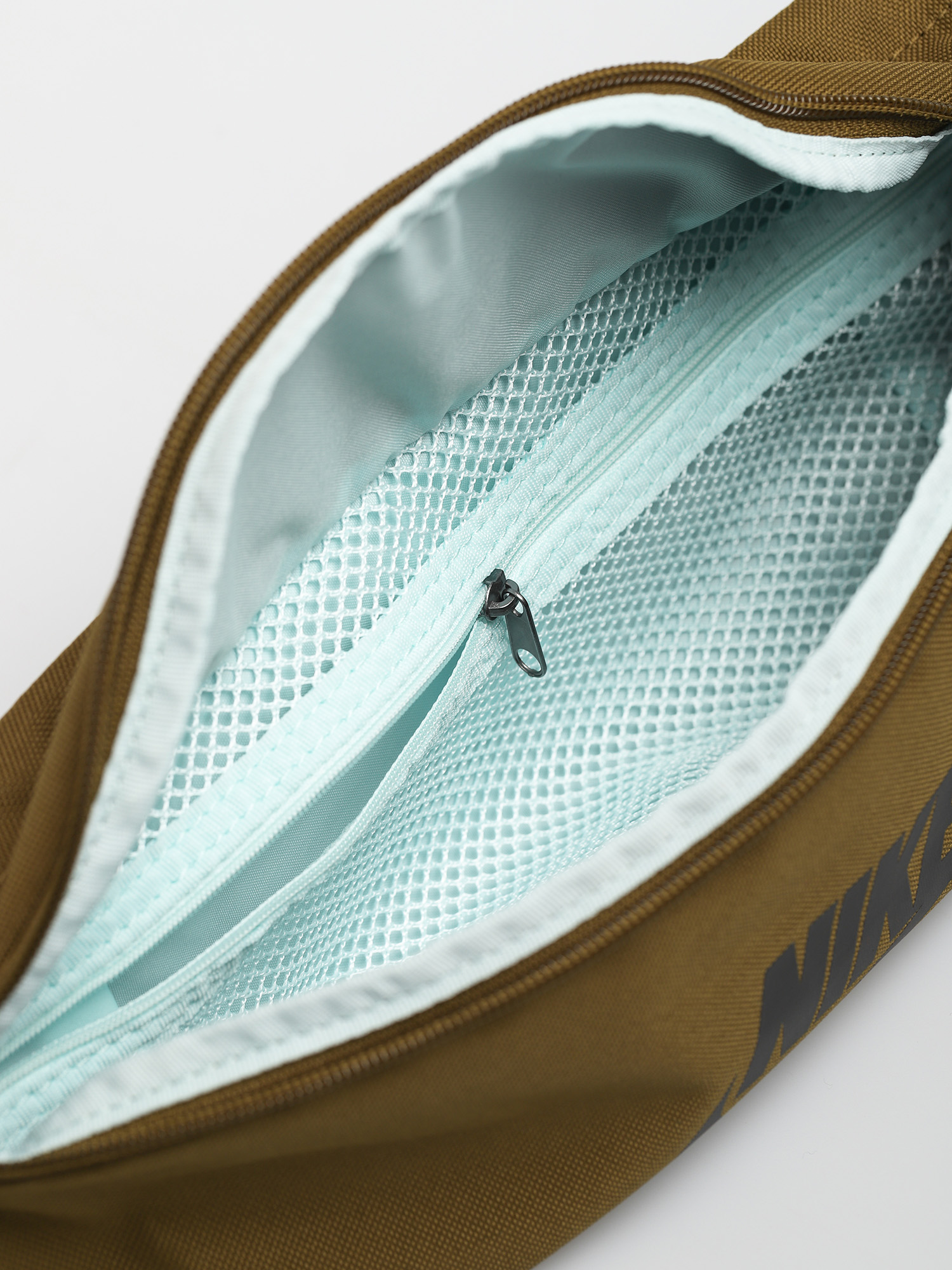 Ledvinka Nike Sportswear Heritage (olive flak/olive flak/black)