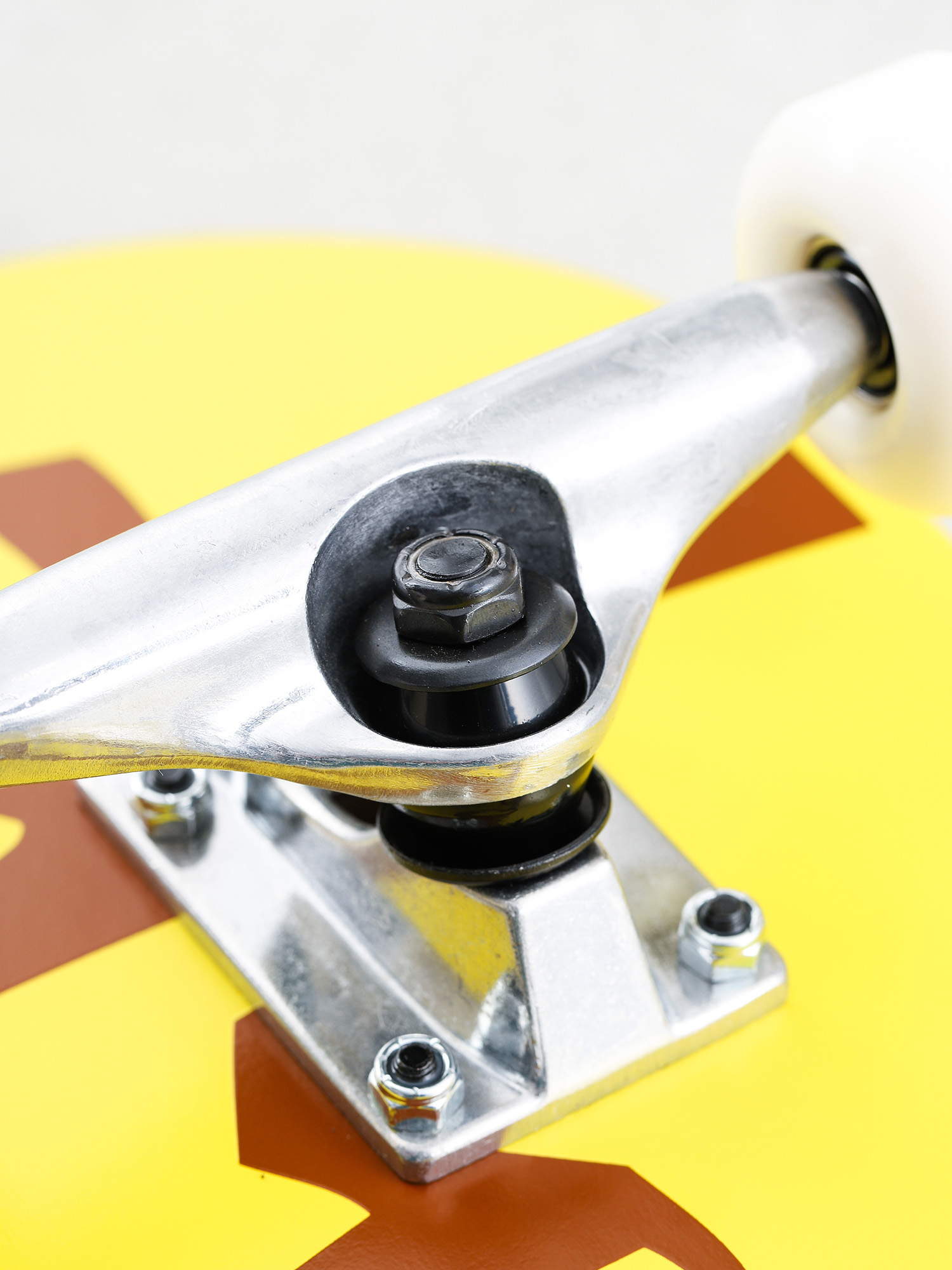 Skateboard Chocolate Anderson Chunk (yellow)