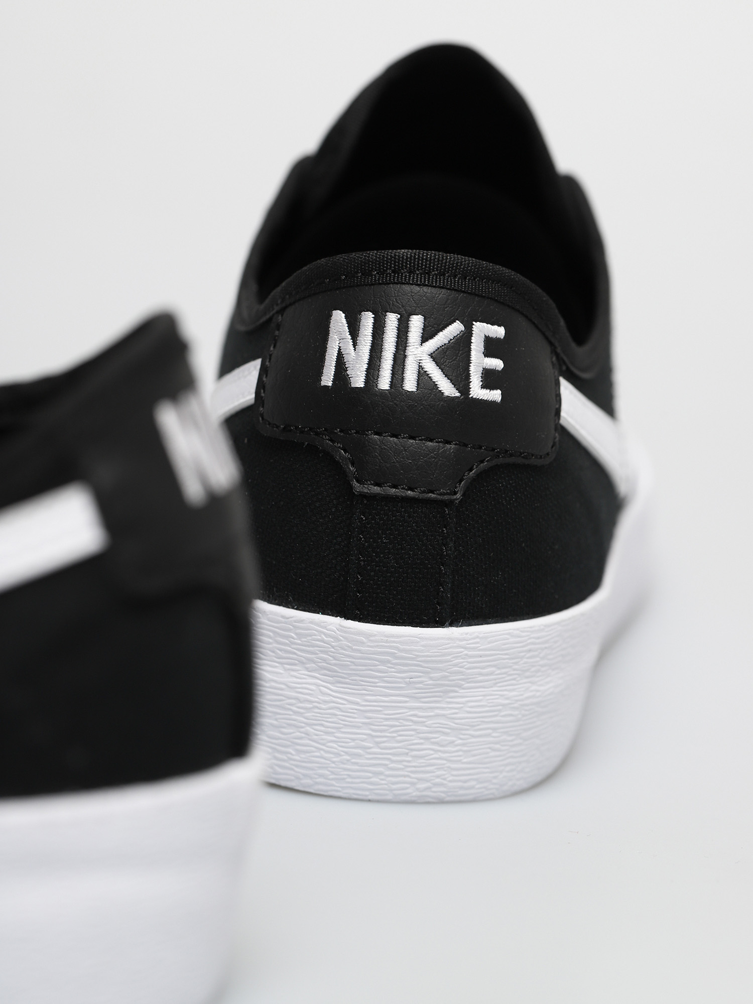 Boty Nike SB Blazer Court (black/white black gum light brown)