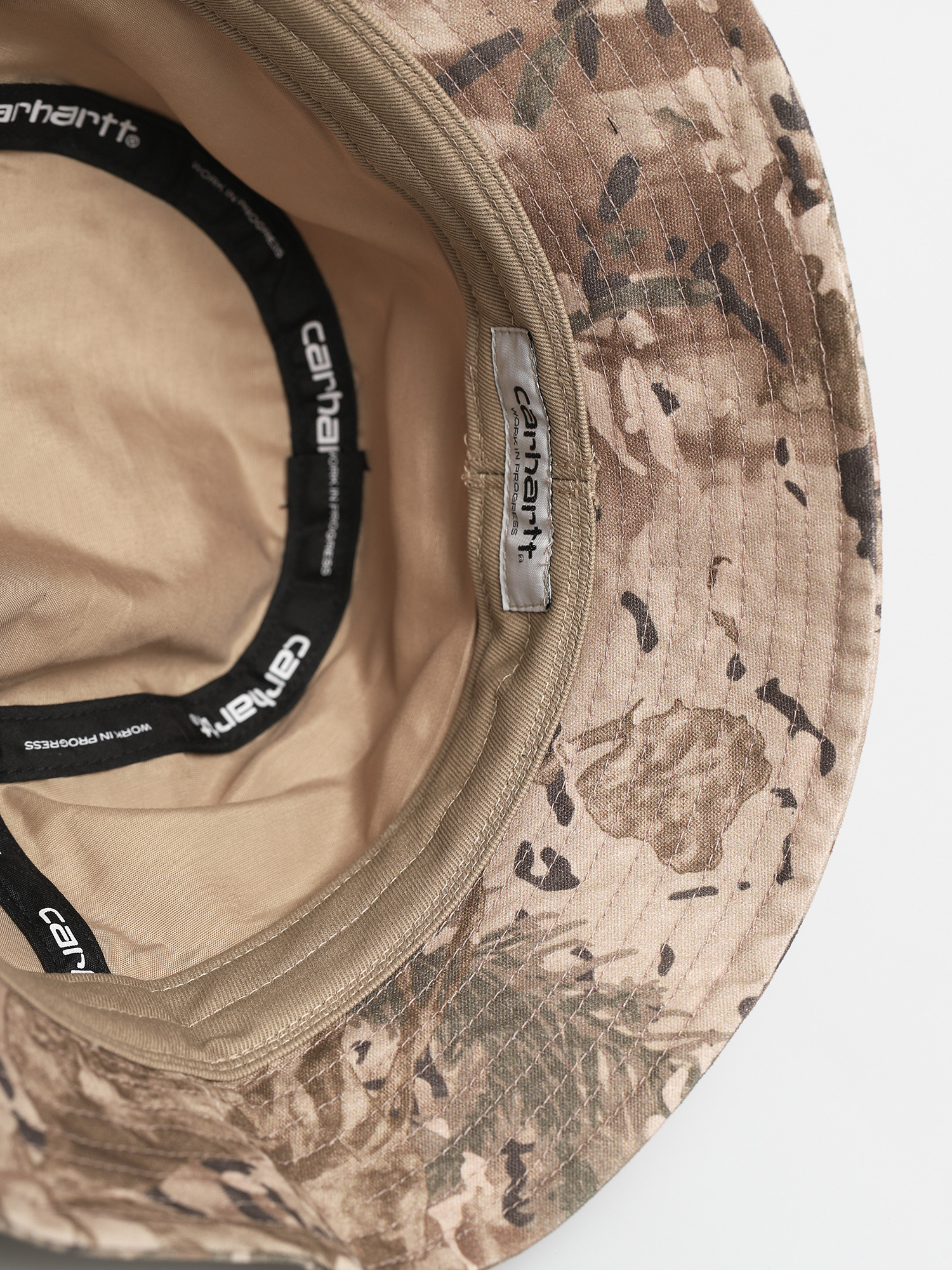 Klobouk Carhartt WIP Script (camo combi desert/white)