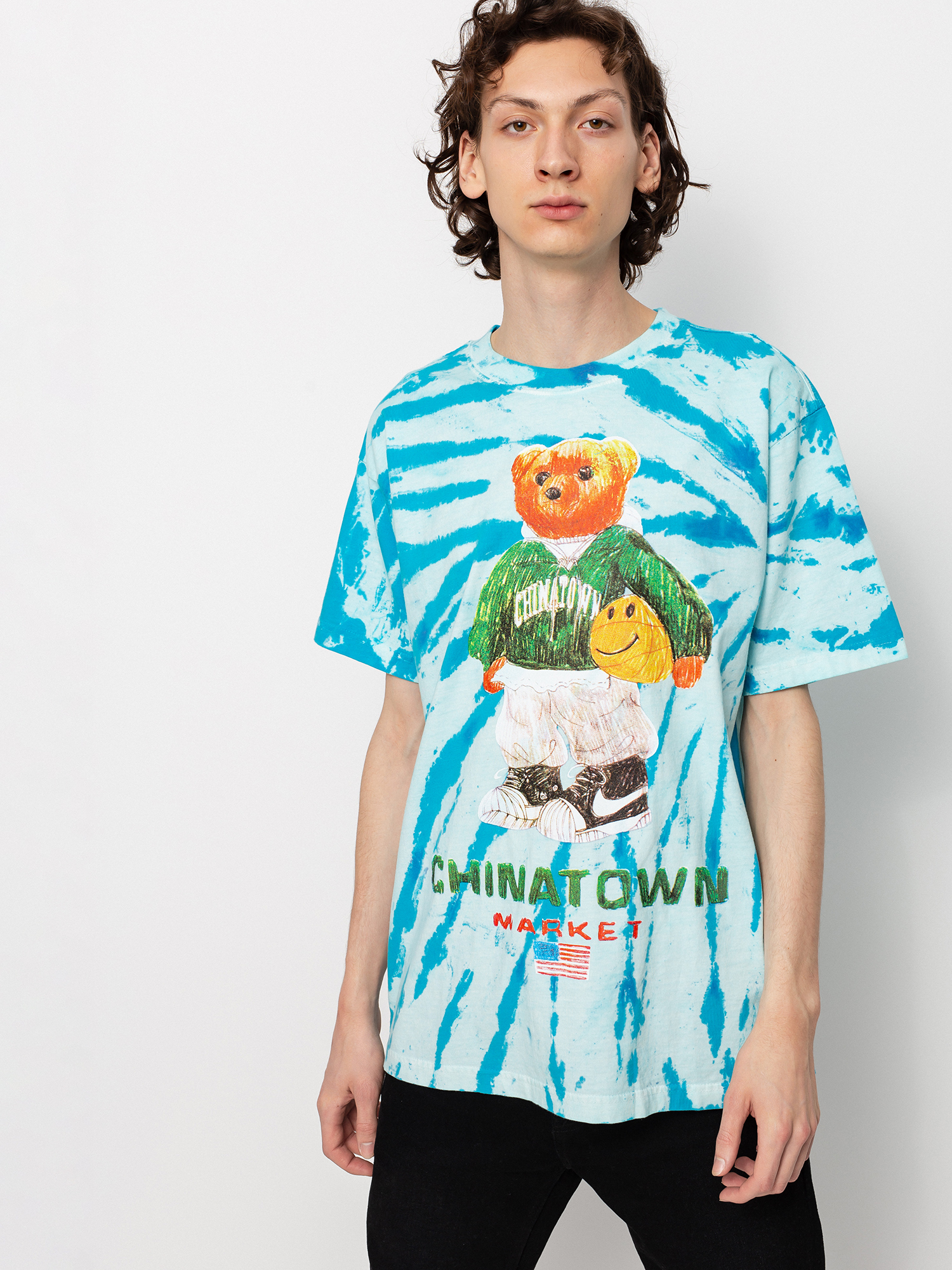 Tričko Chinatown Market Smiley Sketch Basketball Bear (tie dye)