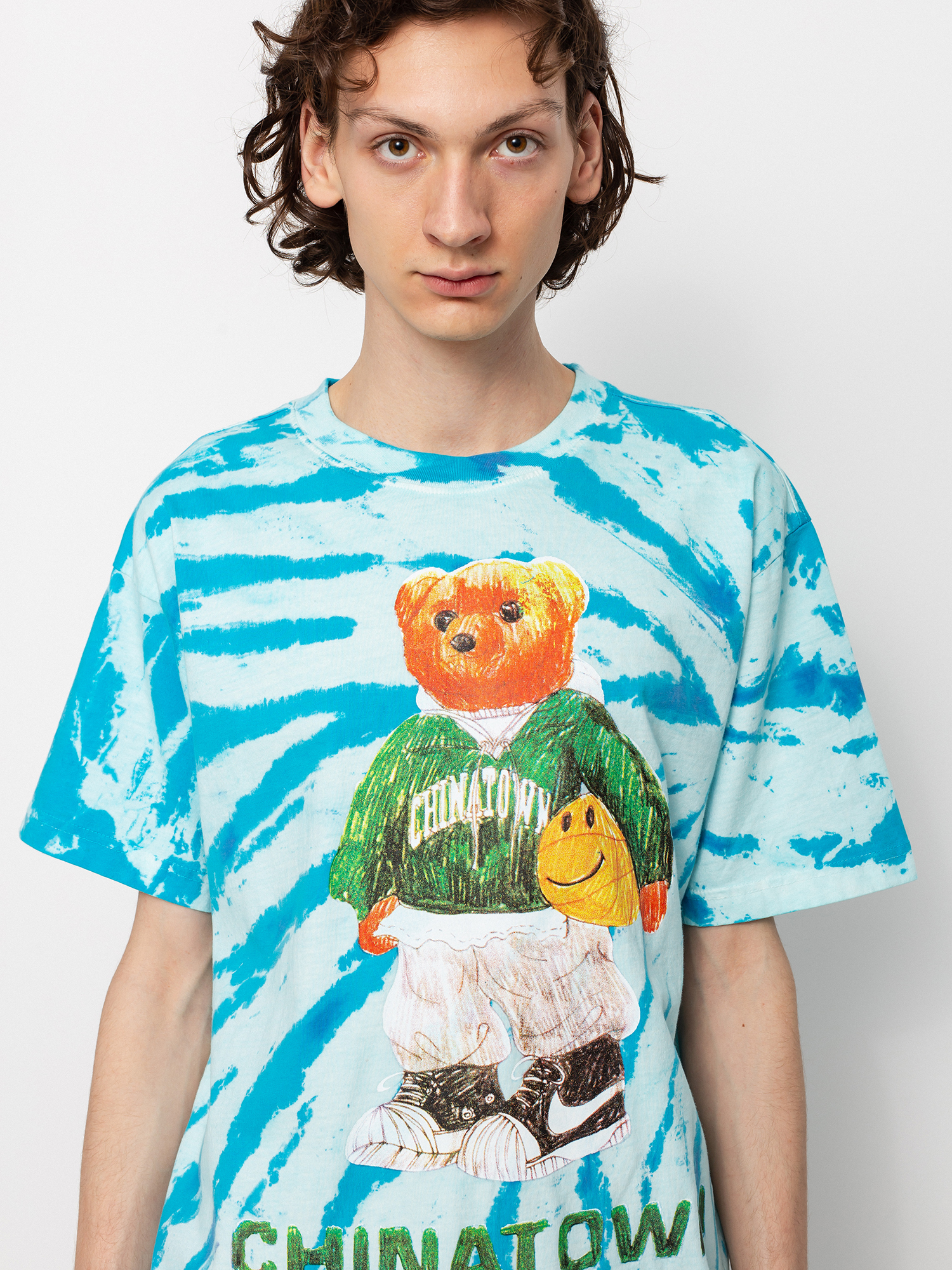 Tričko Chinatown Market Smiley Sketch Basketball Bear (tie dye)