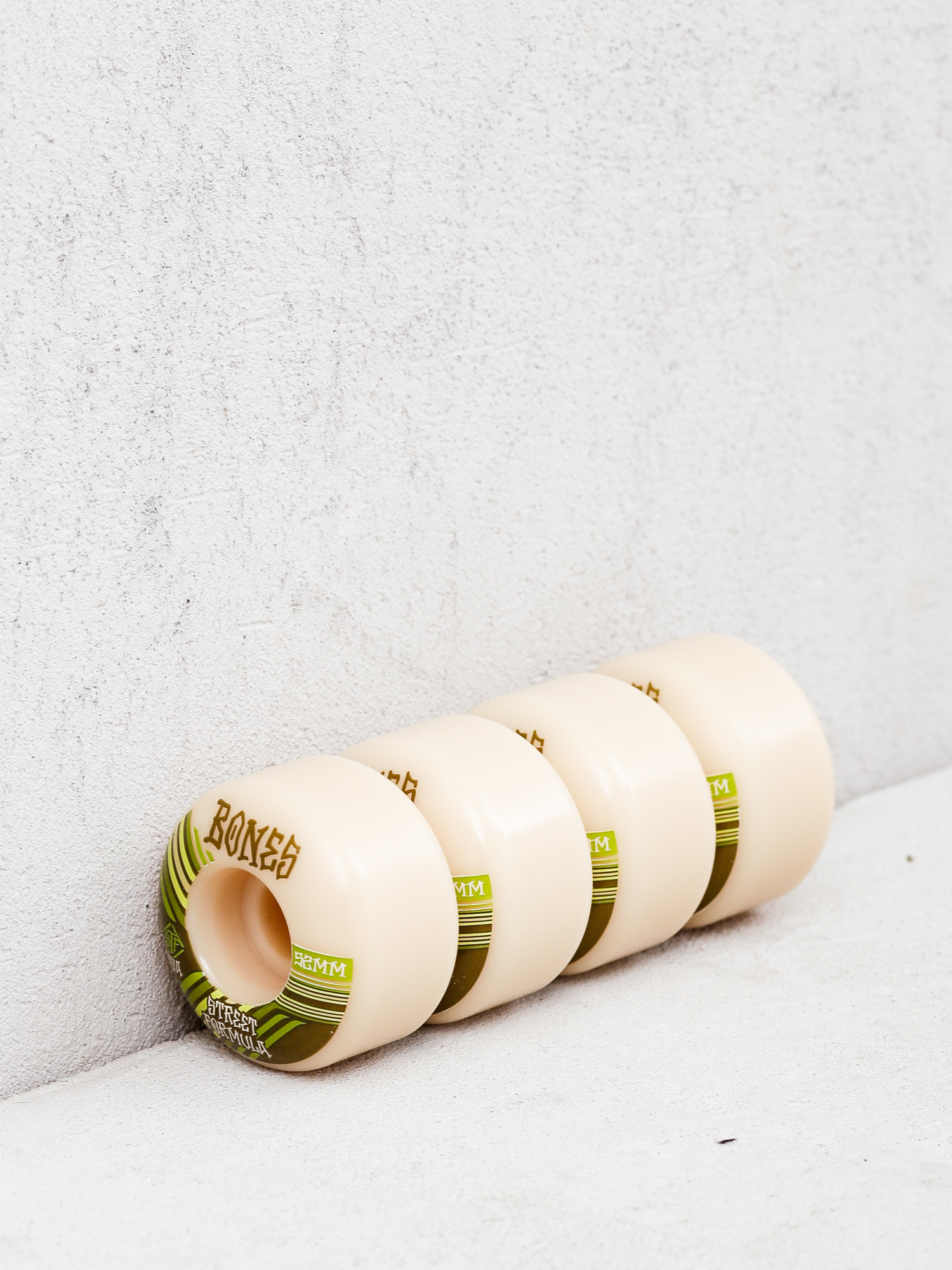 Kolečka Bones Retros STF V4 Wide 99A (white)