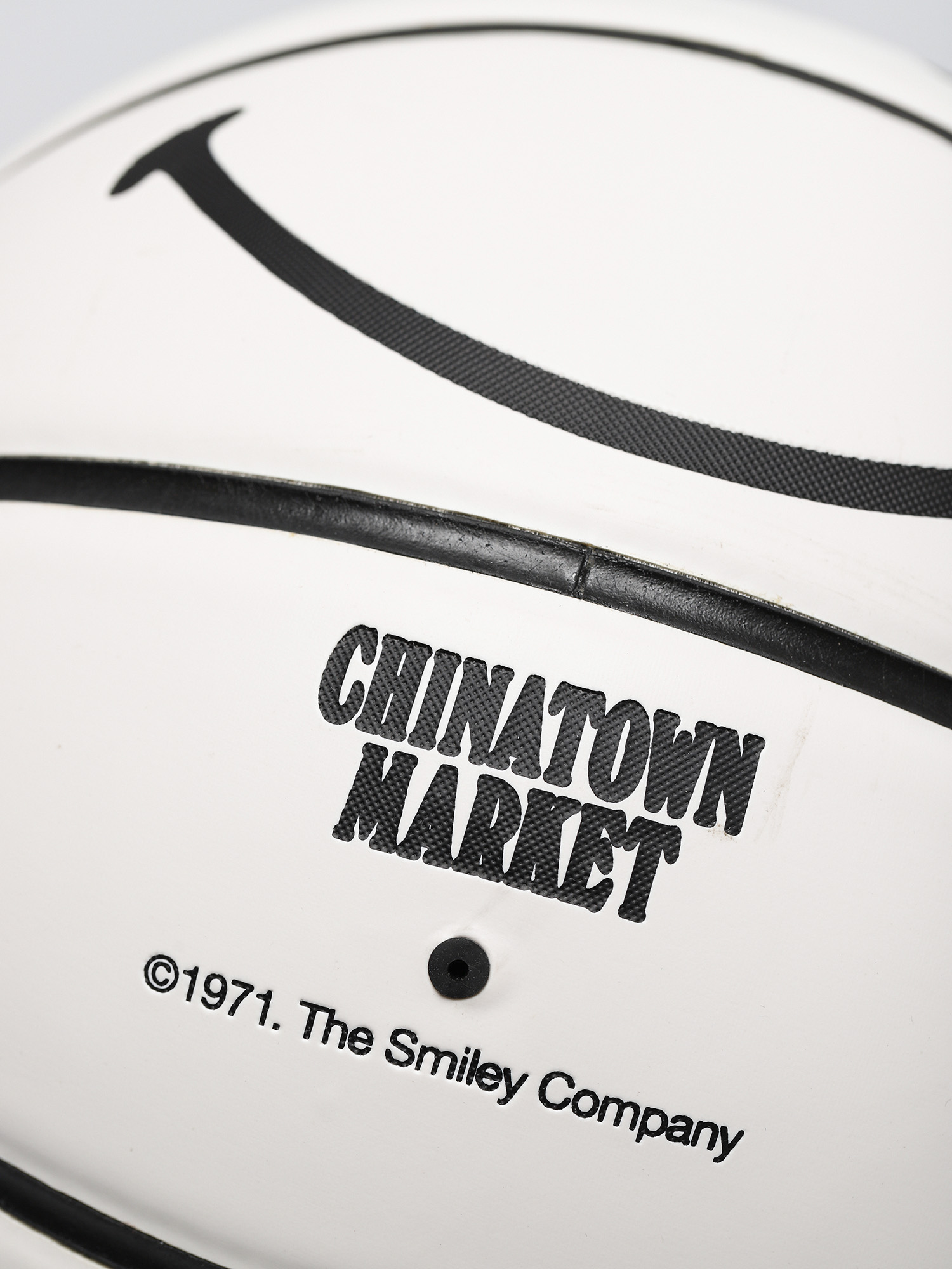 Basketbalový míč Chinatown Market Ctm White Basketball (white/black)