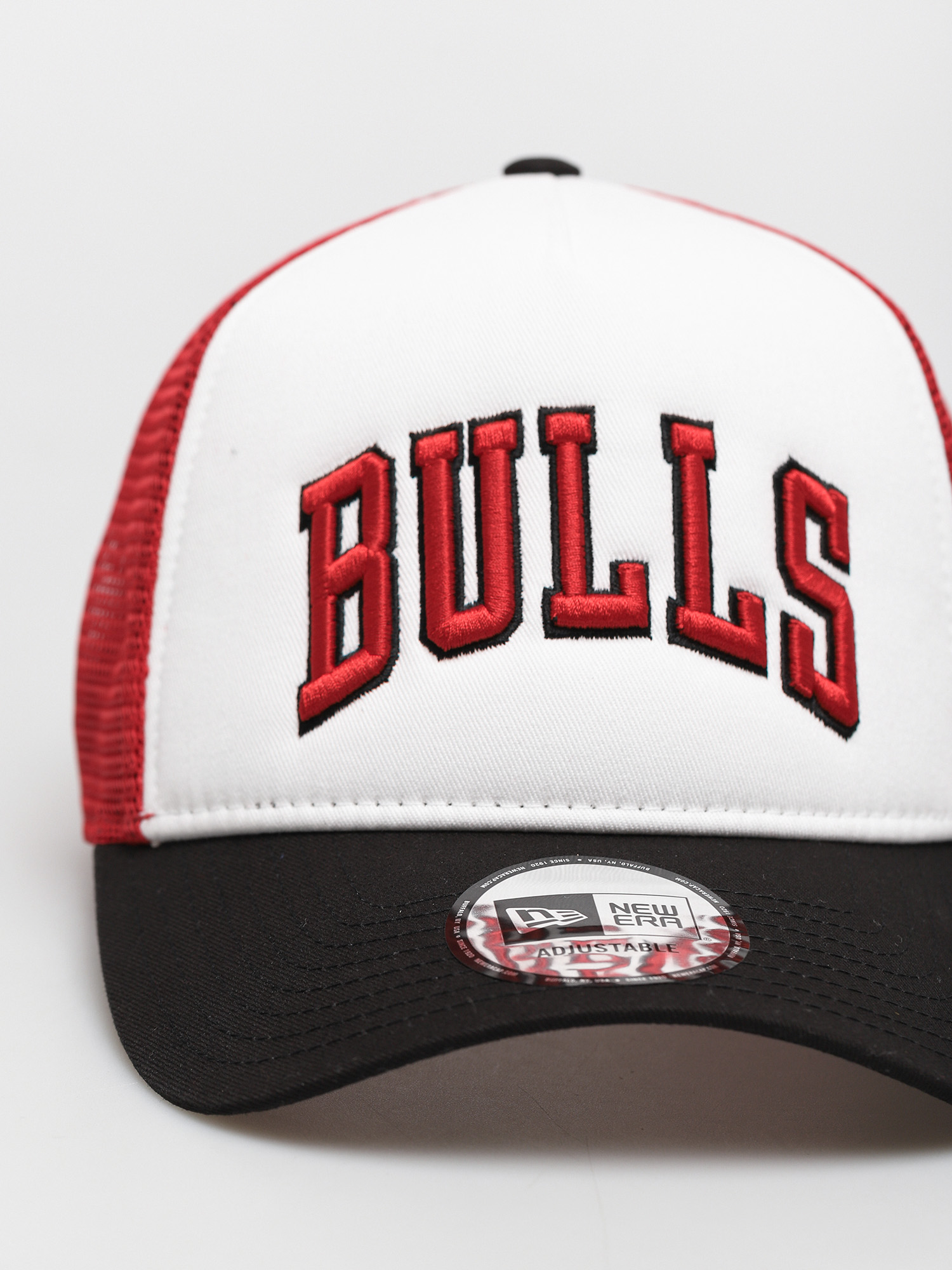 Kšiltovka  New Era Team Arch Trucker Chicago Bulls (black)