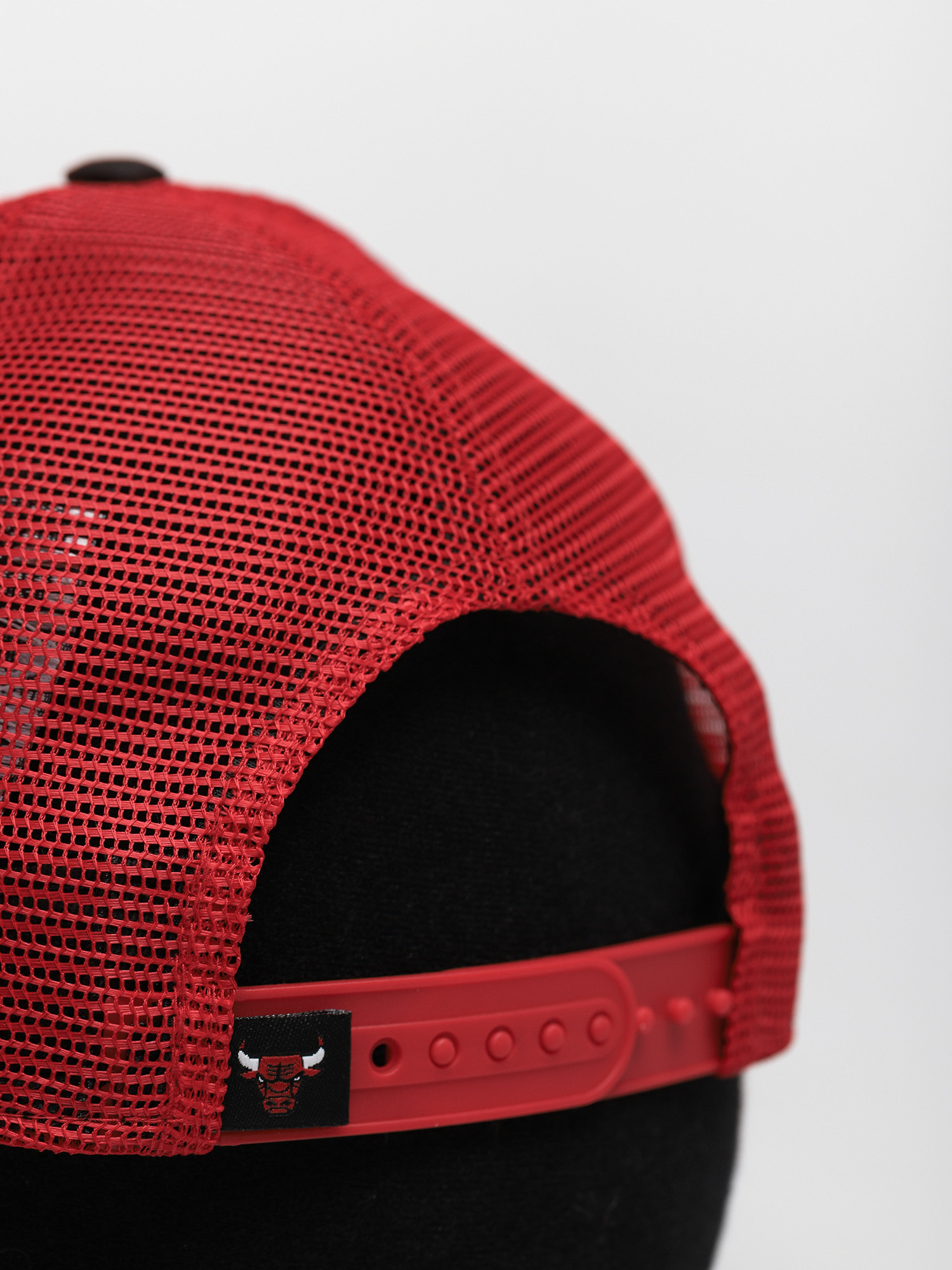 Kšiltovka  New Era Team Arch Trucker Chicago Bulls (black)