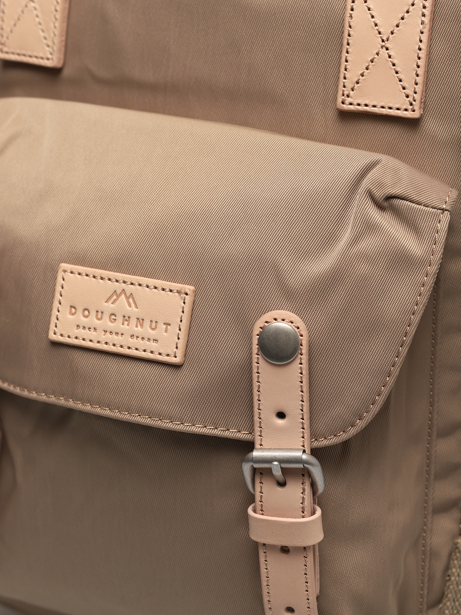 Batoh Doughnut Macaroon (almond)