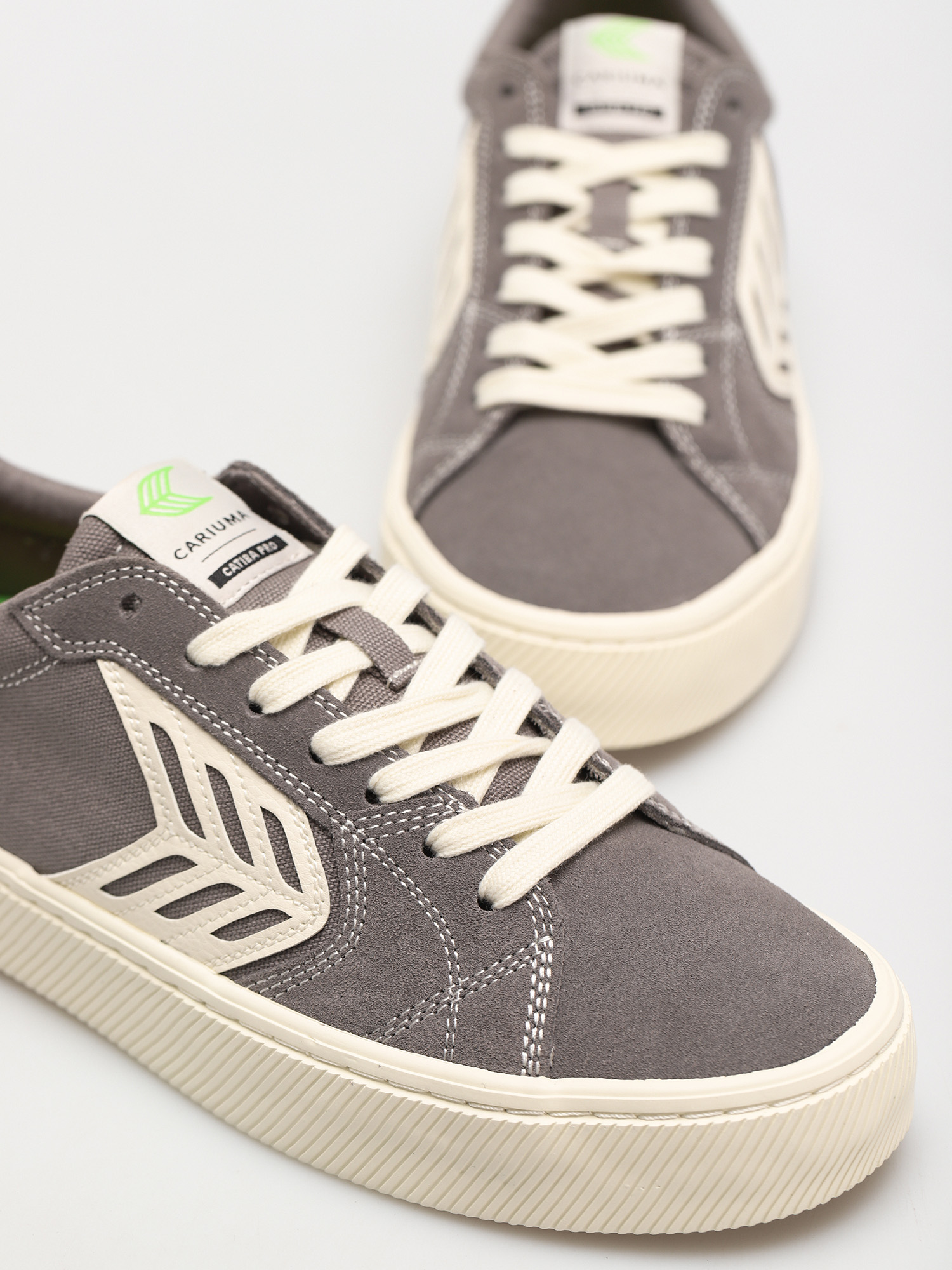 Boty Cariuma Catiba Pro (charcoal grey/contrast thread ivory logo)