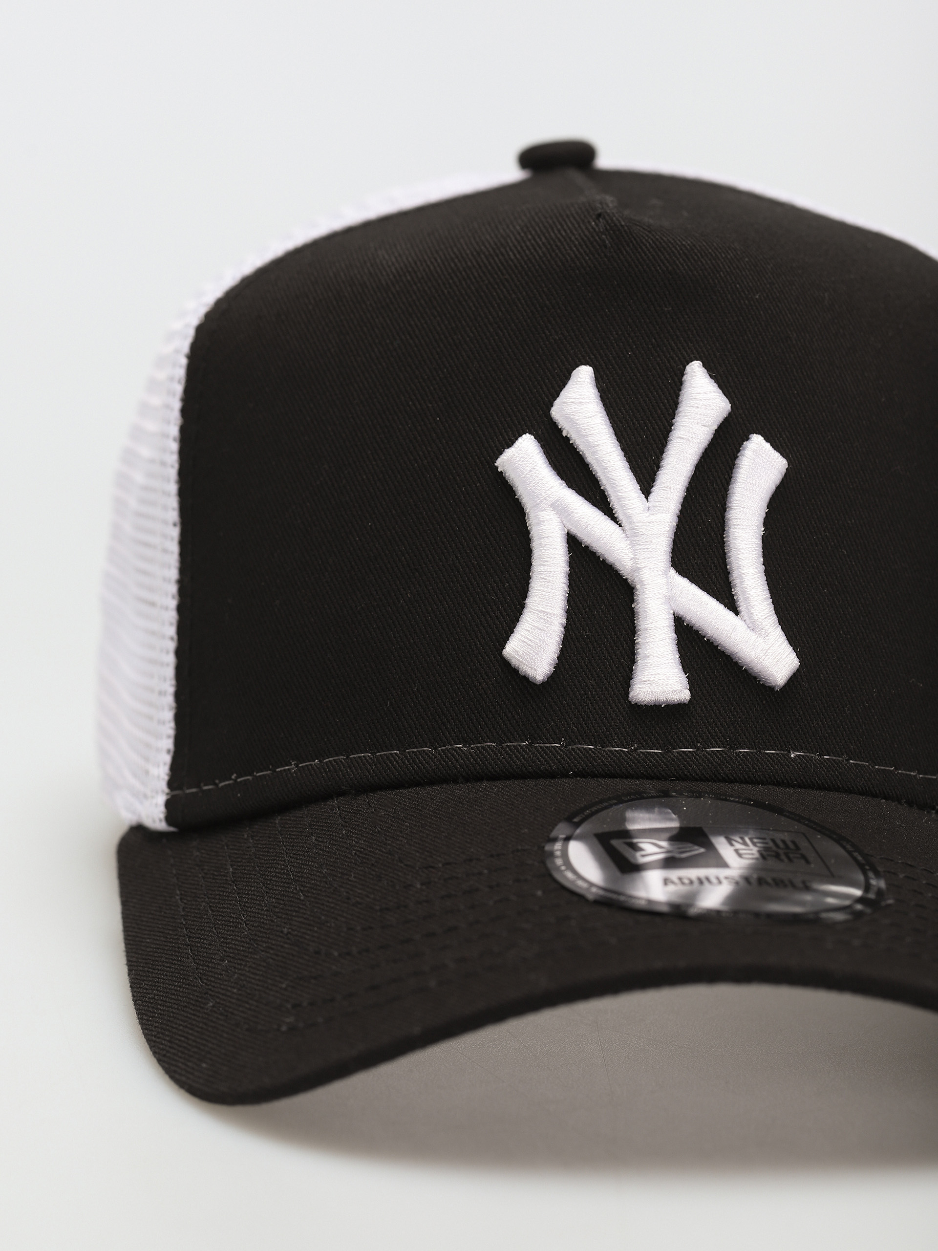 Kšiltovka  New Era Clean Trucker New York Yankees ZD (black/white)