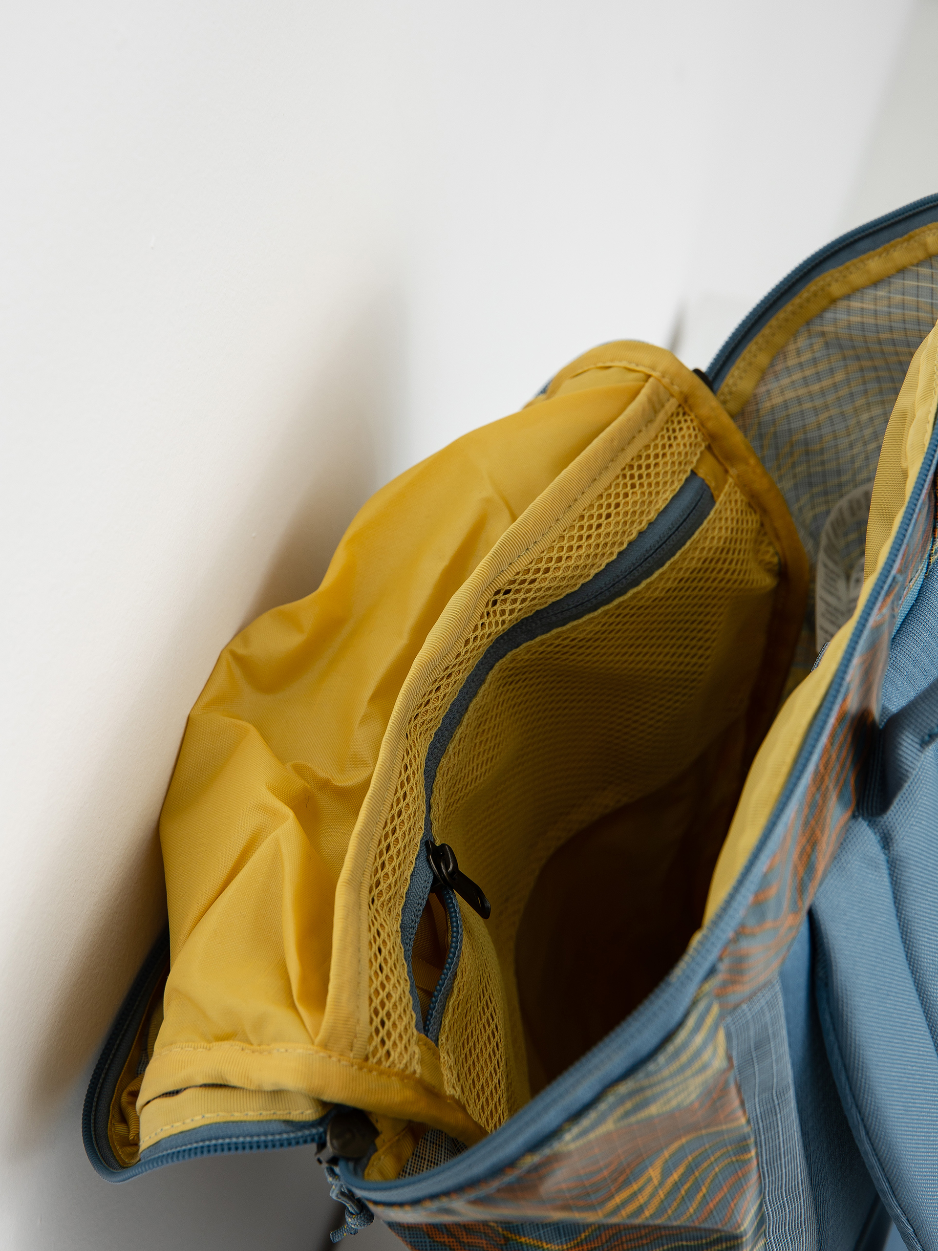 Batoh Patagonia Black Hole Pack 25L (rock cycle multi big light plume grey)