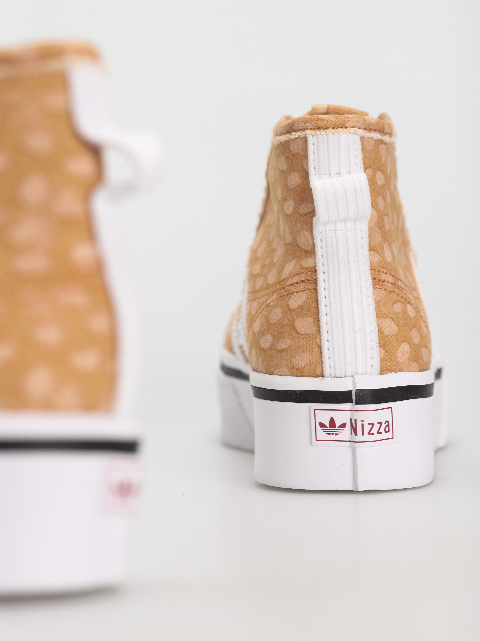 Boty adidas Originals Disney Nizza Platfo Wmn (ftwwht/legbur/owhite)