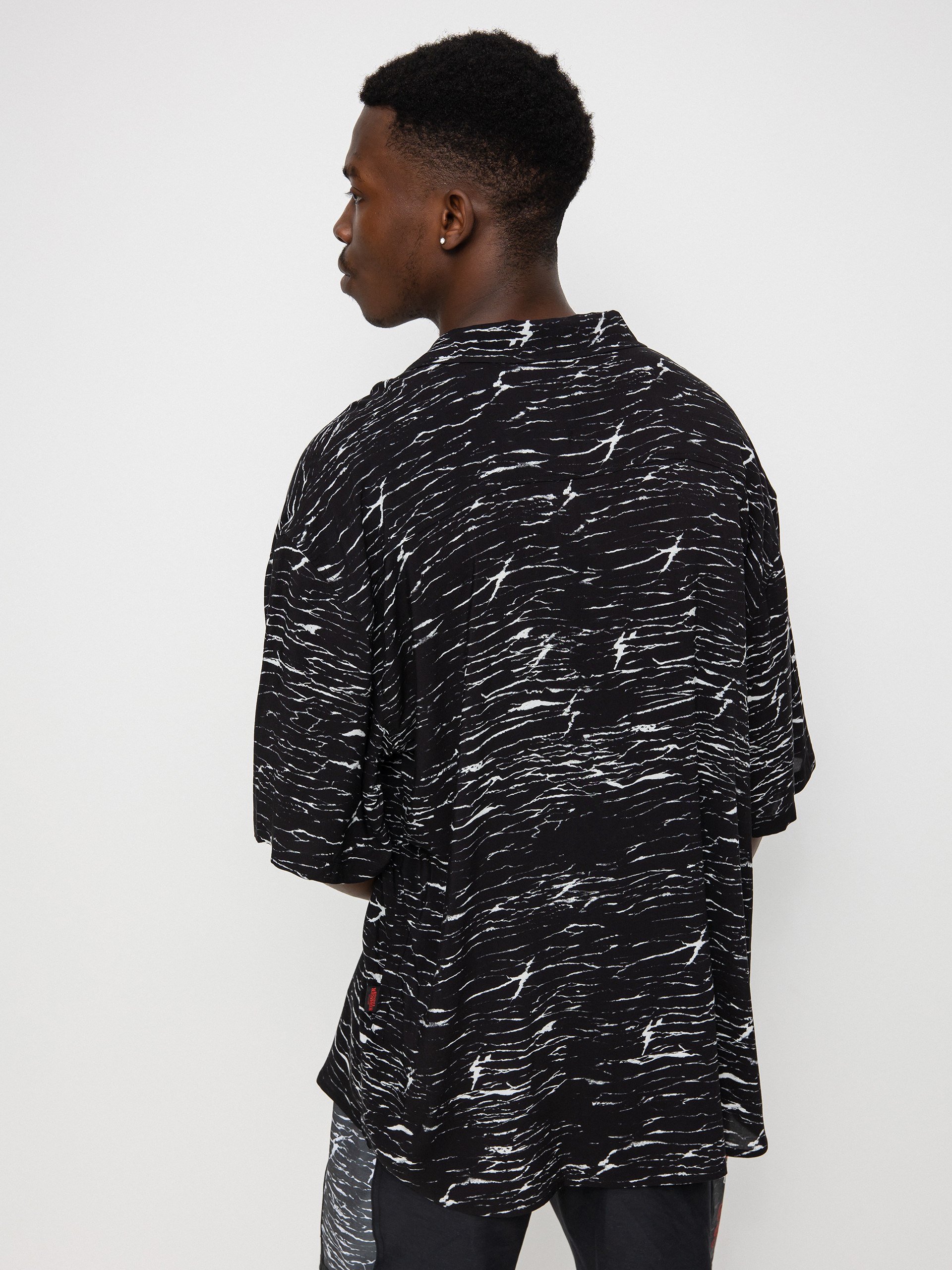 Košile Quiksilver X Stranger Things Veinscose (upside down static black)