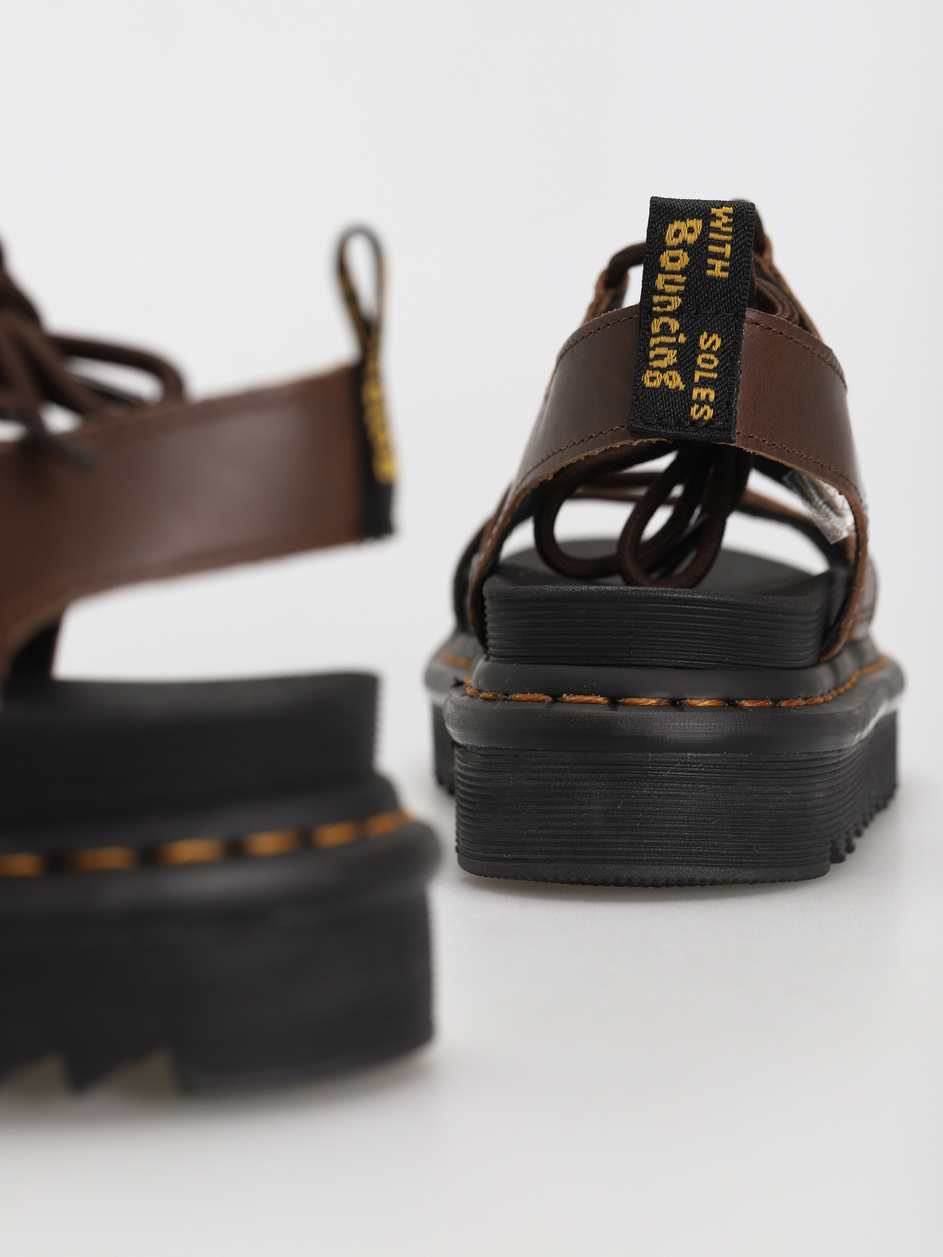 Sandaly Dr. Martens Nartilla Wmn (dark brown oily illusion)