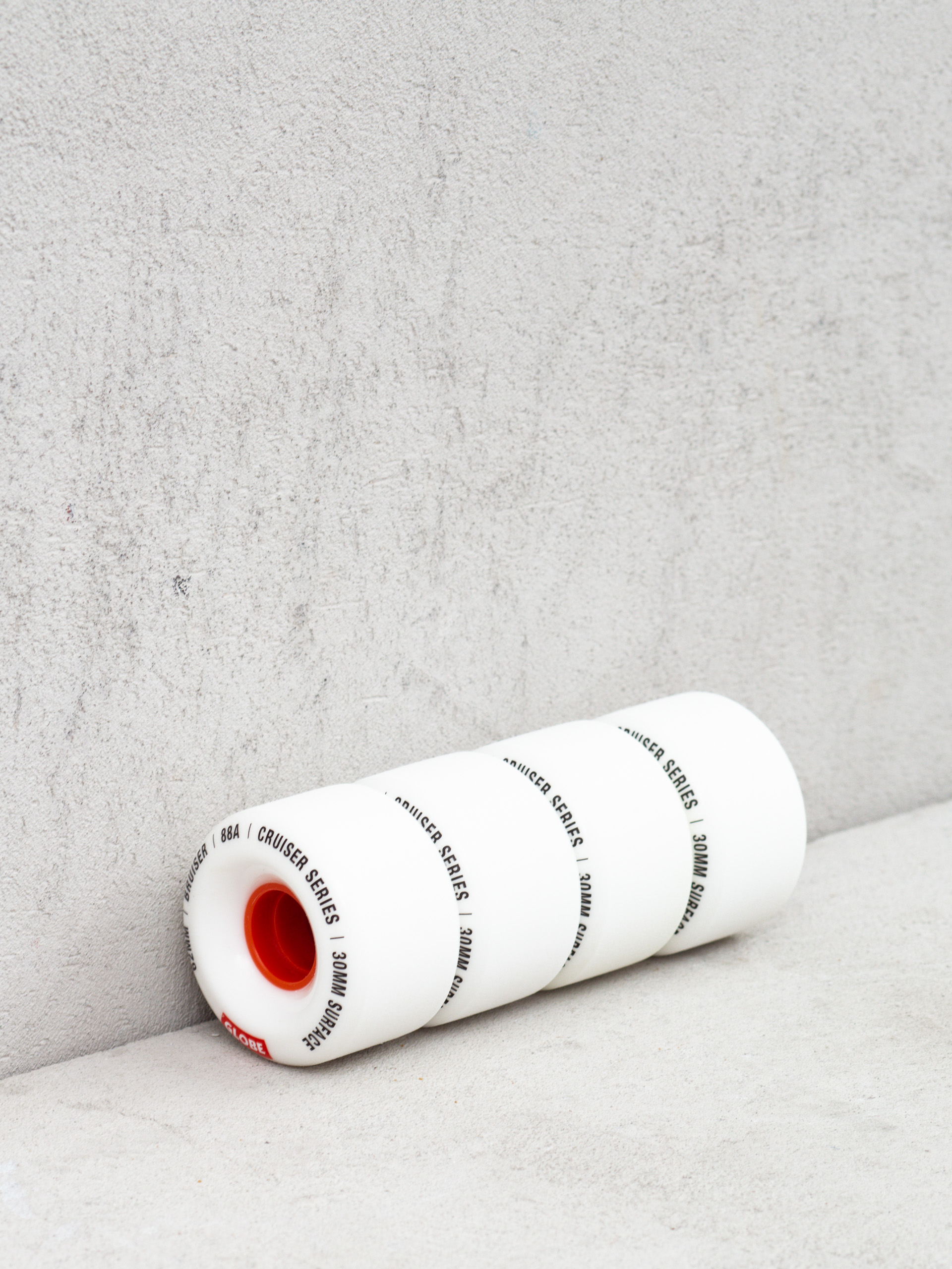 Kolečka Globe Bruiser (white/red)