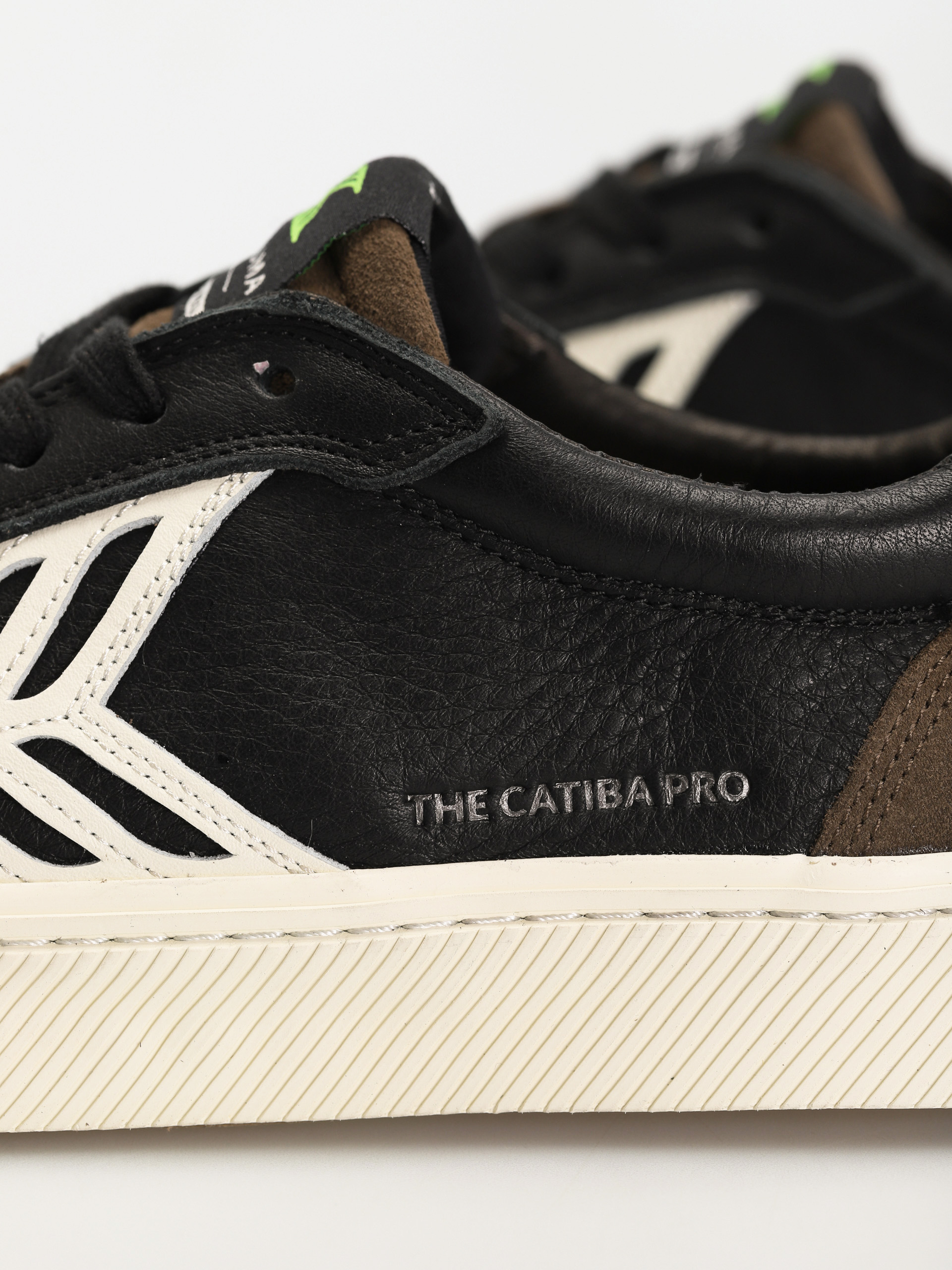 Boty Cariuma Catiba Pro (black premium leather dark khaki suede)