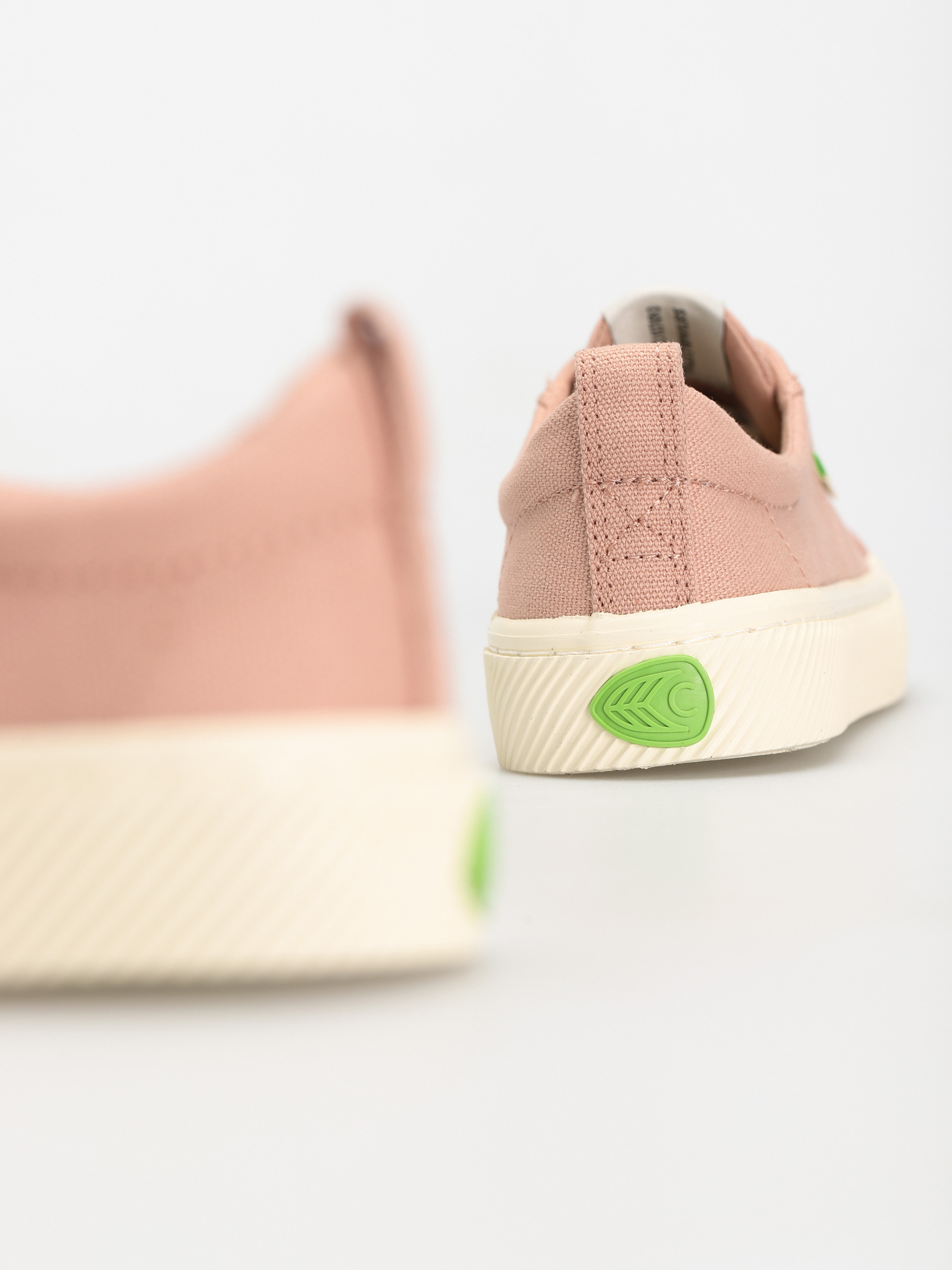 Boty Cariuma Oca Low (rose canvas)