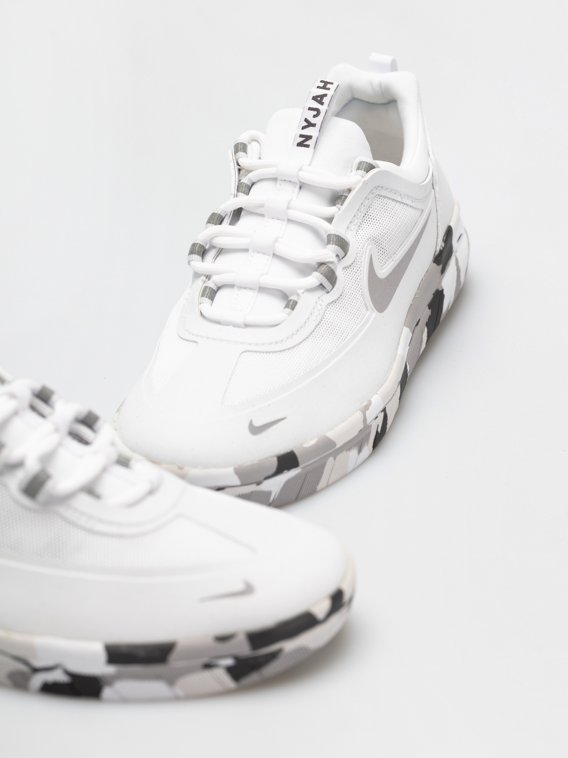 Boty Nike SB Nyjah Free bílá (white/atmosphere grey thunder grey)