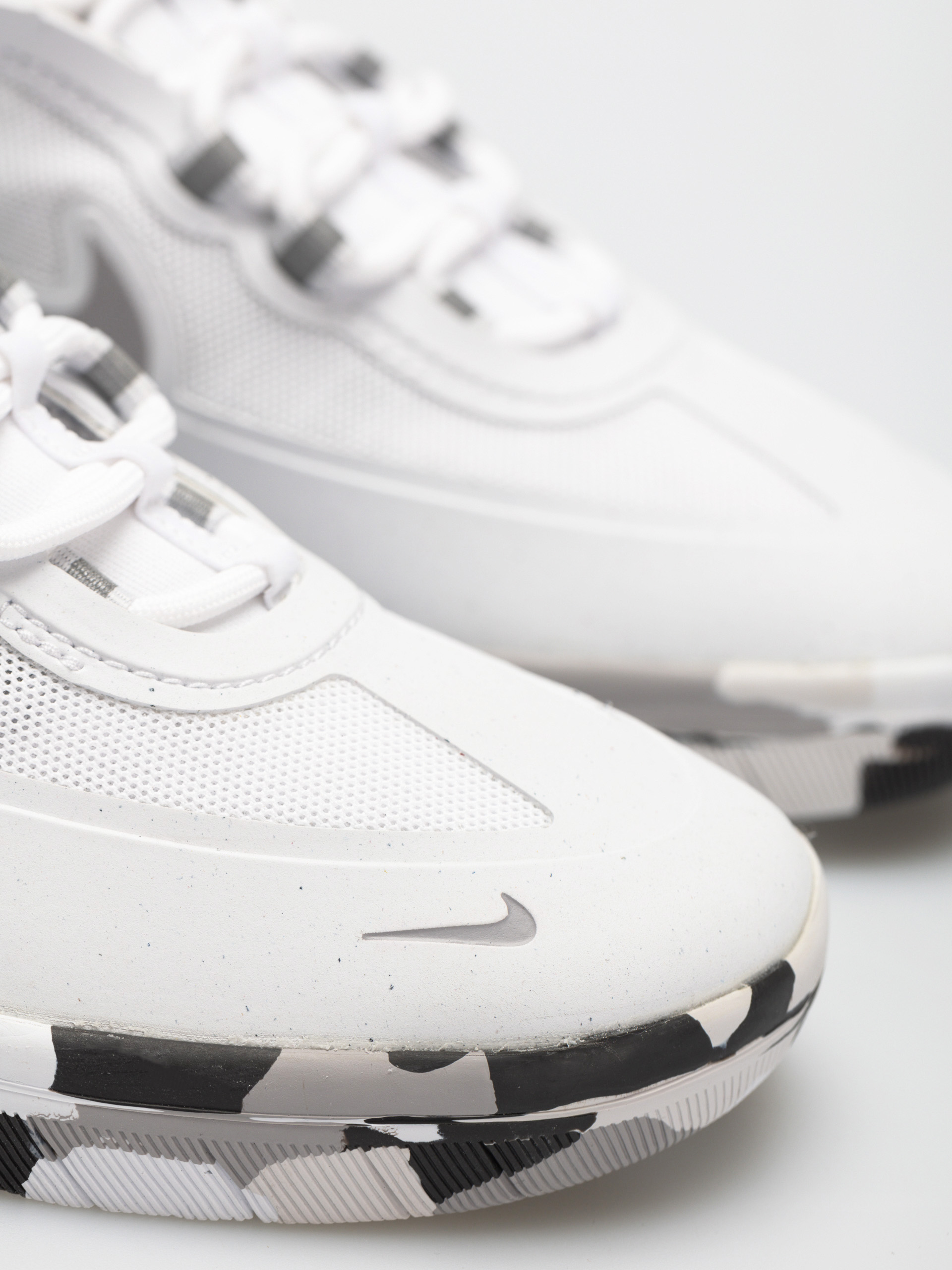 Boty Nike SB Nyjah Free 2 (white/atmosphere grey thunder grey)