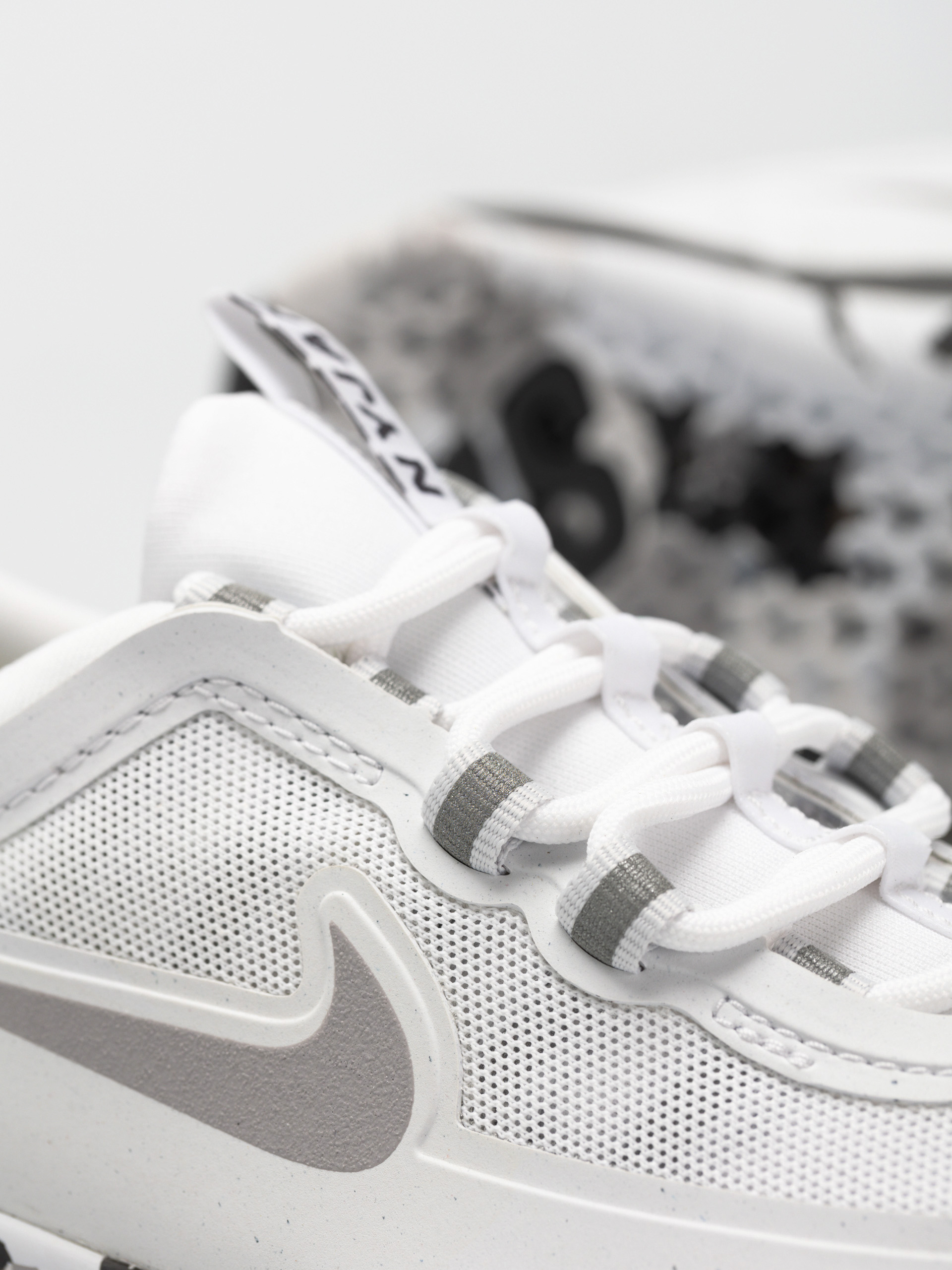 Boty Nike SB Nyjah Free 2 (white/atmosphere grey thunder grey)