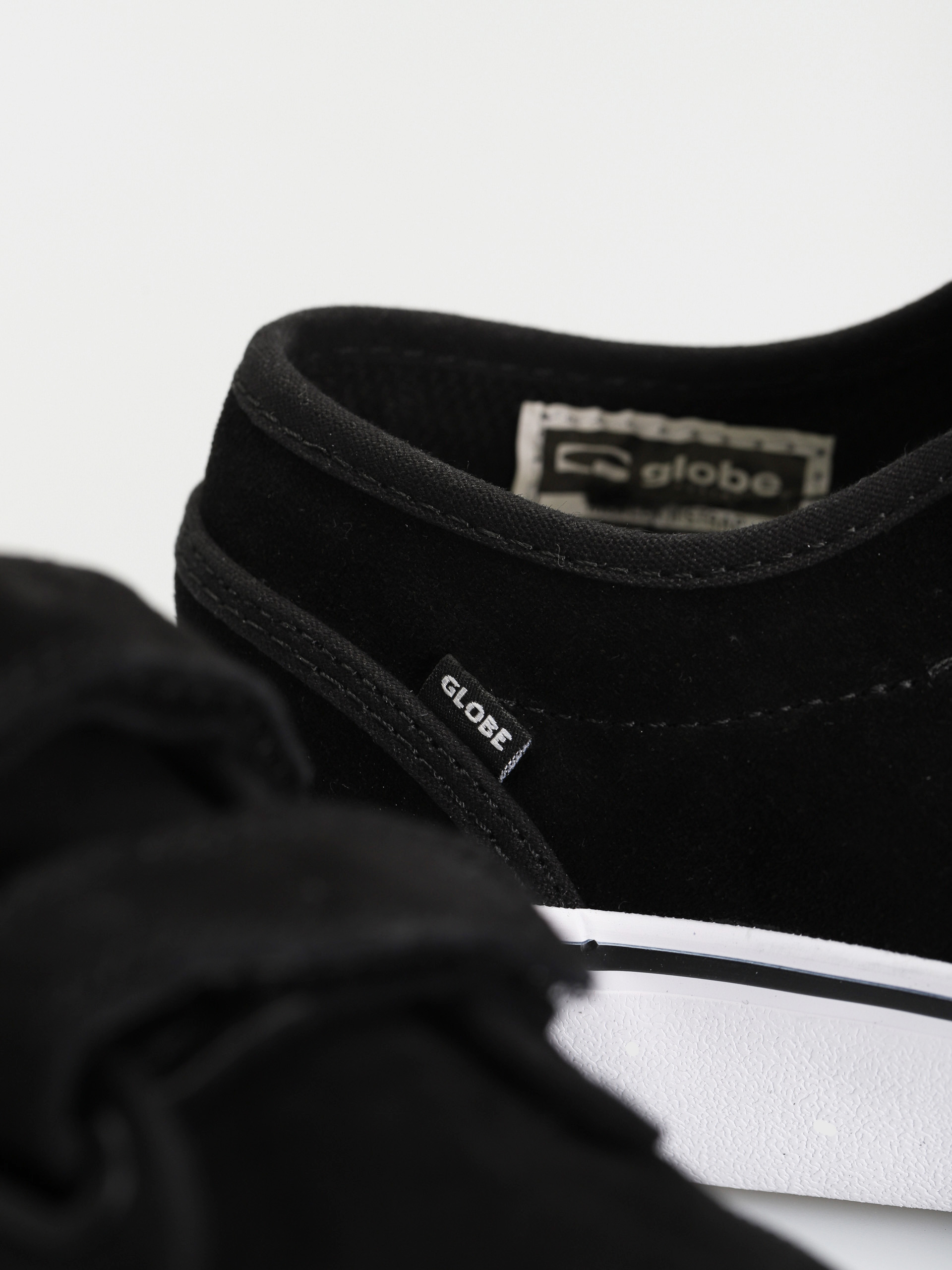 Boty Globe Motley II Strap (black/white)