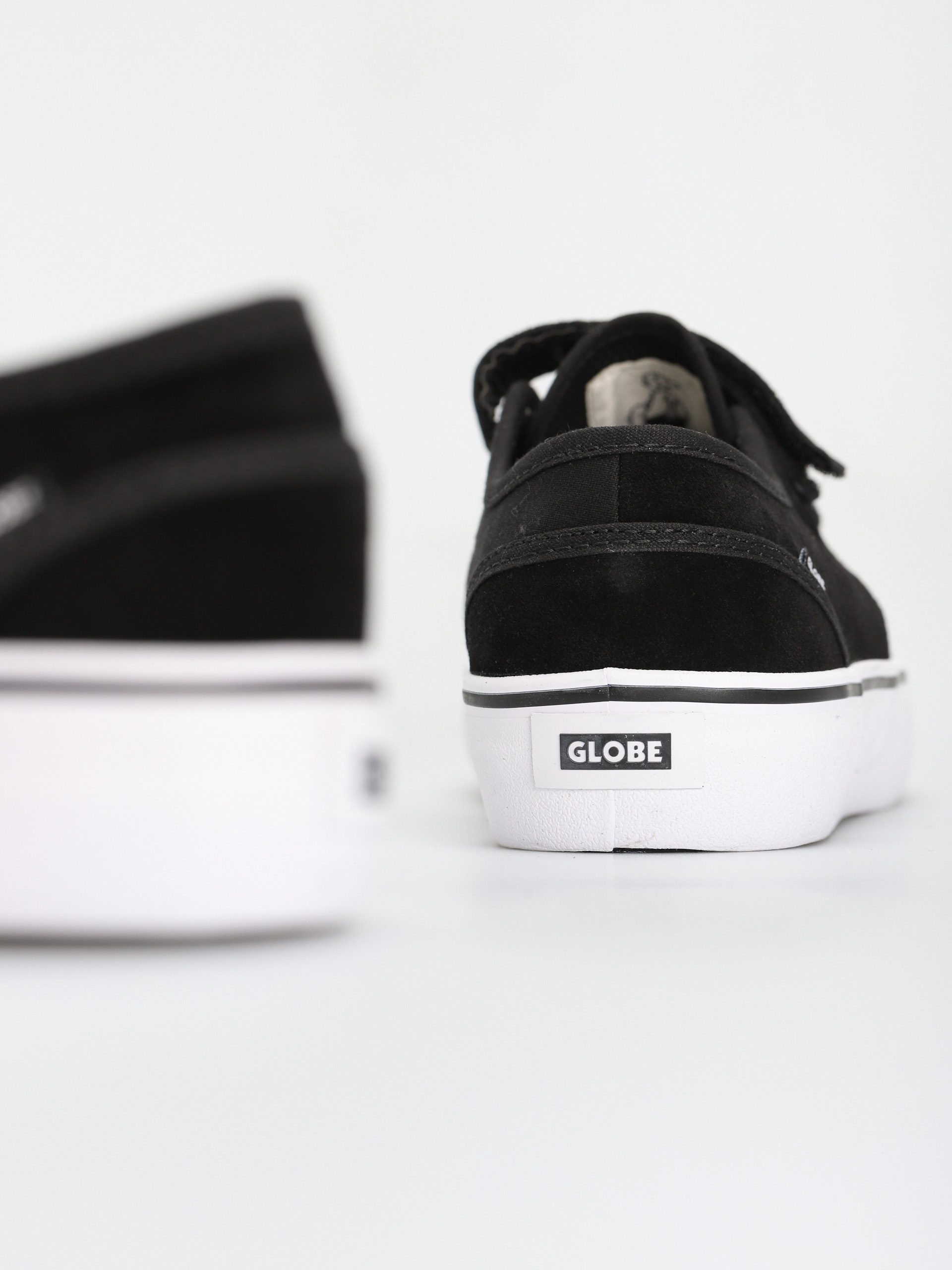 Boty Globe Motley II Strap (black/white)