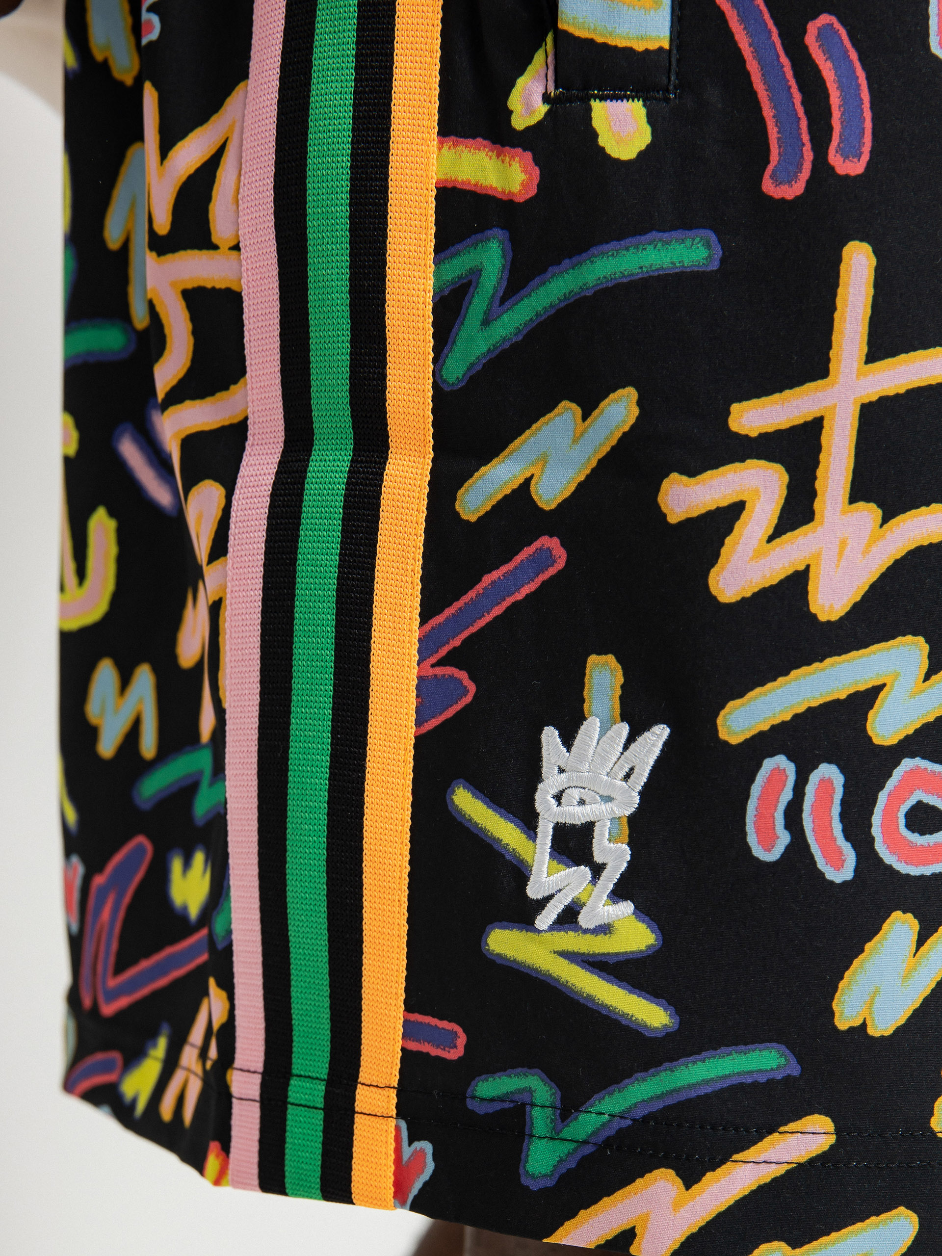 Kraťasy adidas Originals Loveuni Aop (multco)