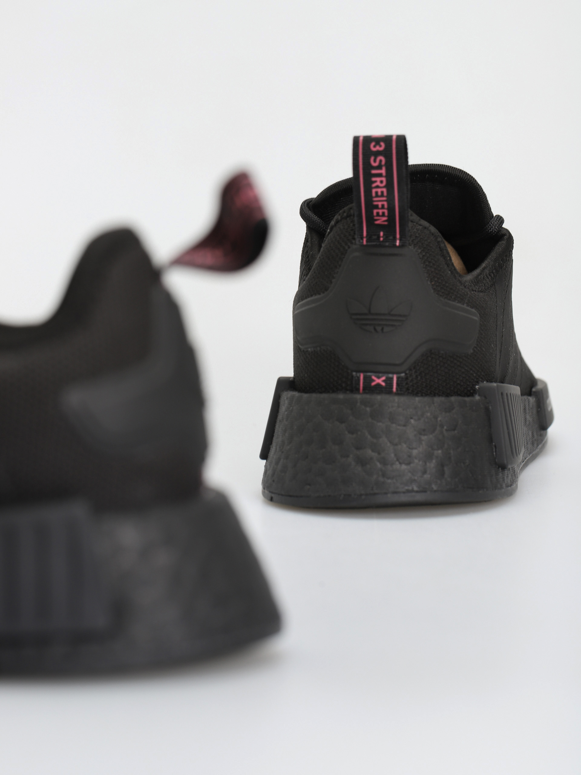 Boty adidas Originals Nmd R1 Primeblue Wmn (cblack/cblack/sopink)