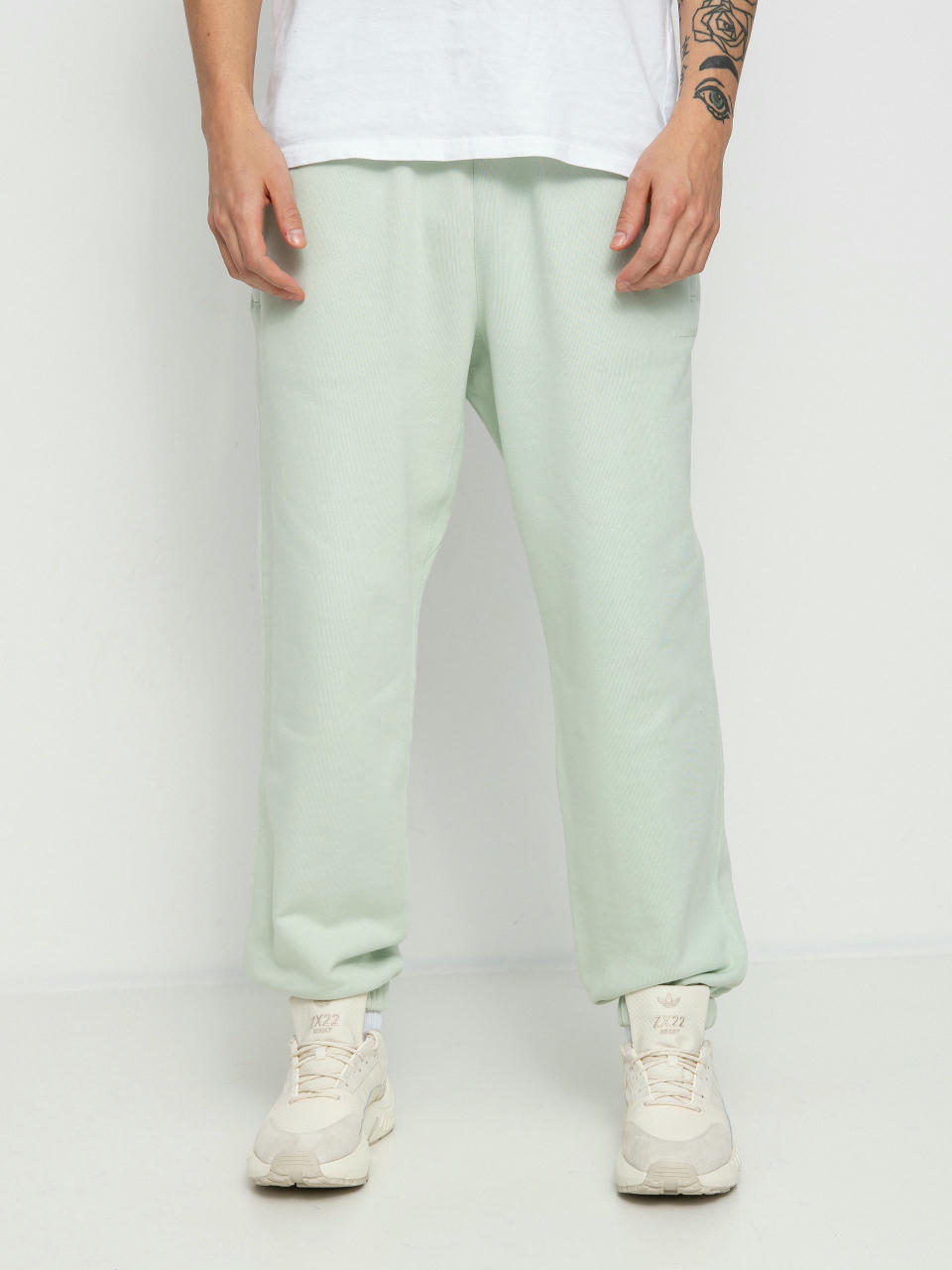 Kalhoty adidas Originals Pharrell Williams Basics (lingrn)