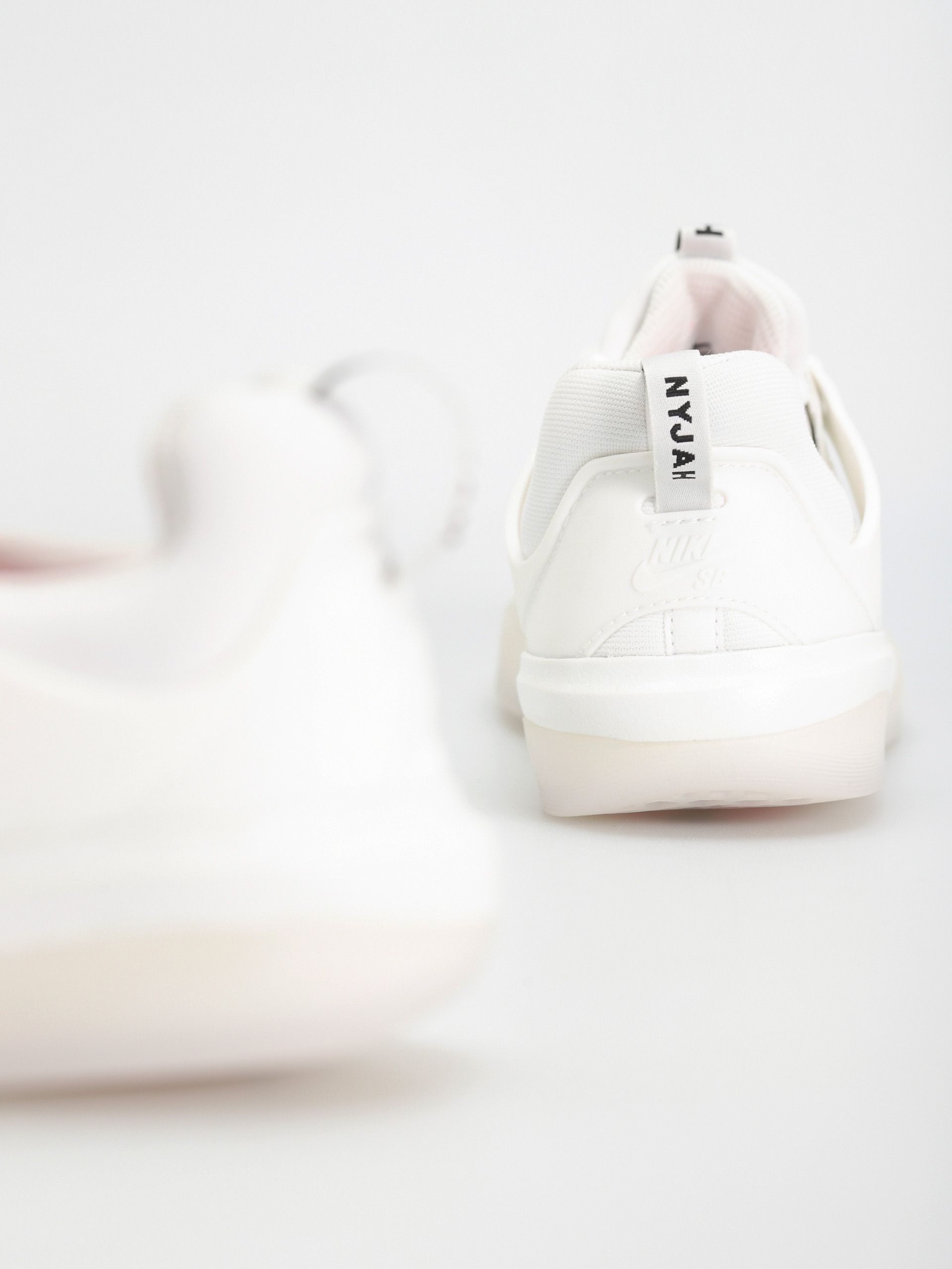 Boty Nike SB Zoom Nyjah 3 (white/black summit white hyper pink)