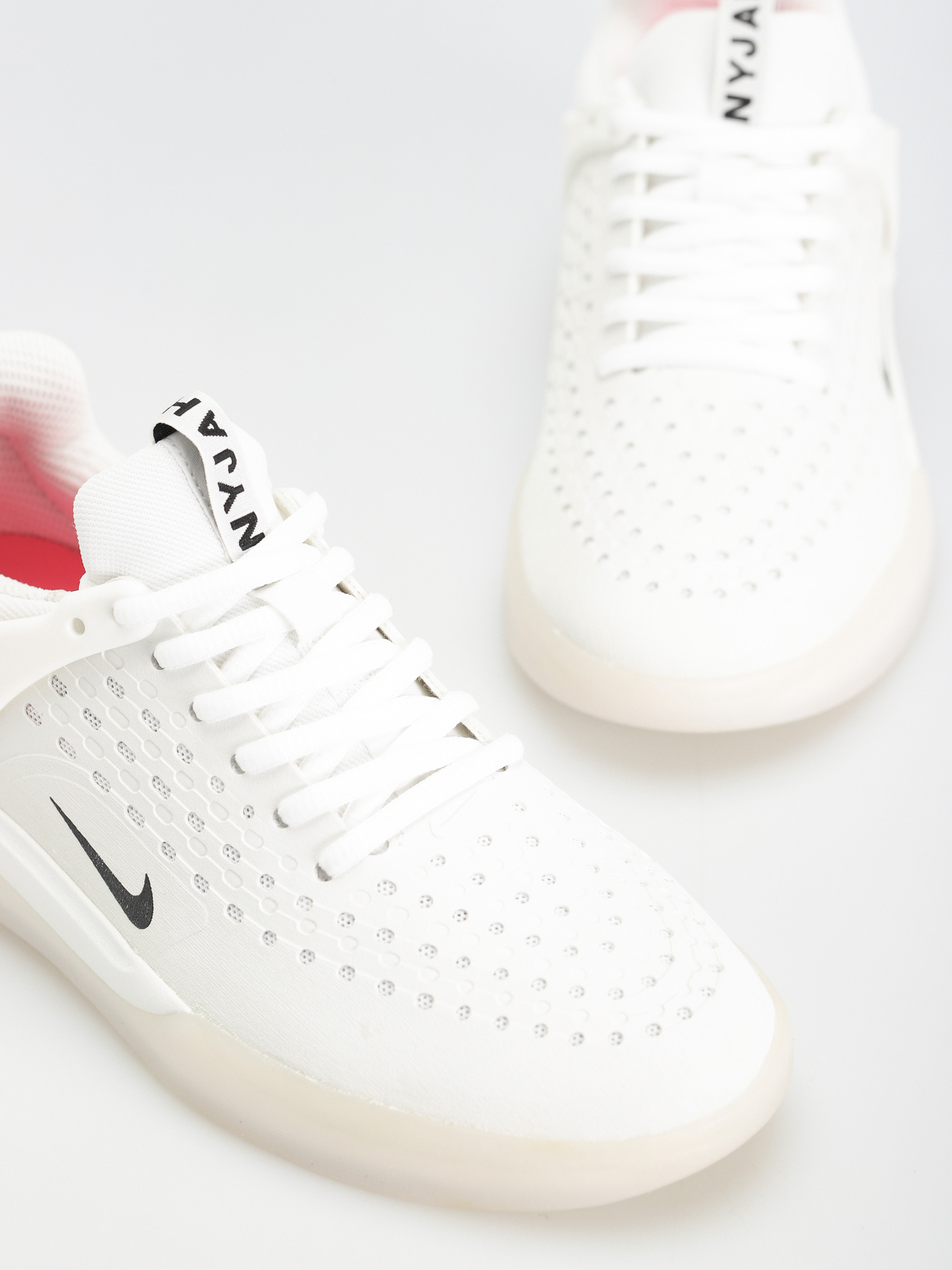 Boty Nike SB Zoom Nyjah 3 (white/black summit white hyper pink)