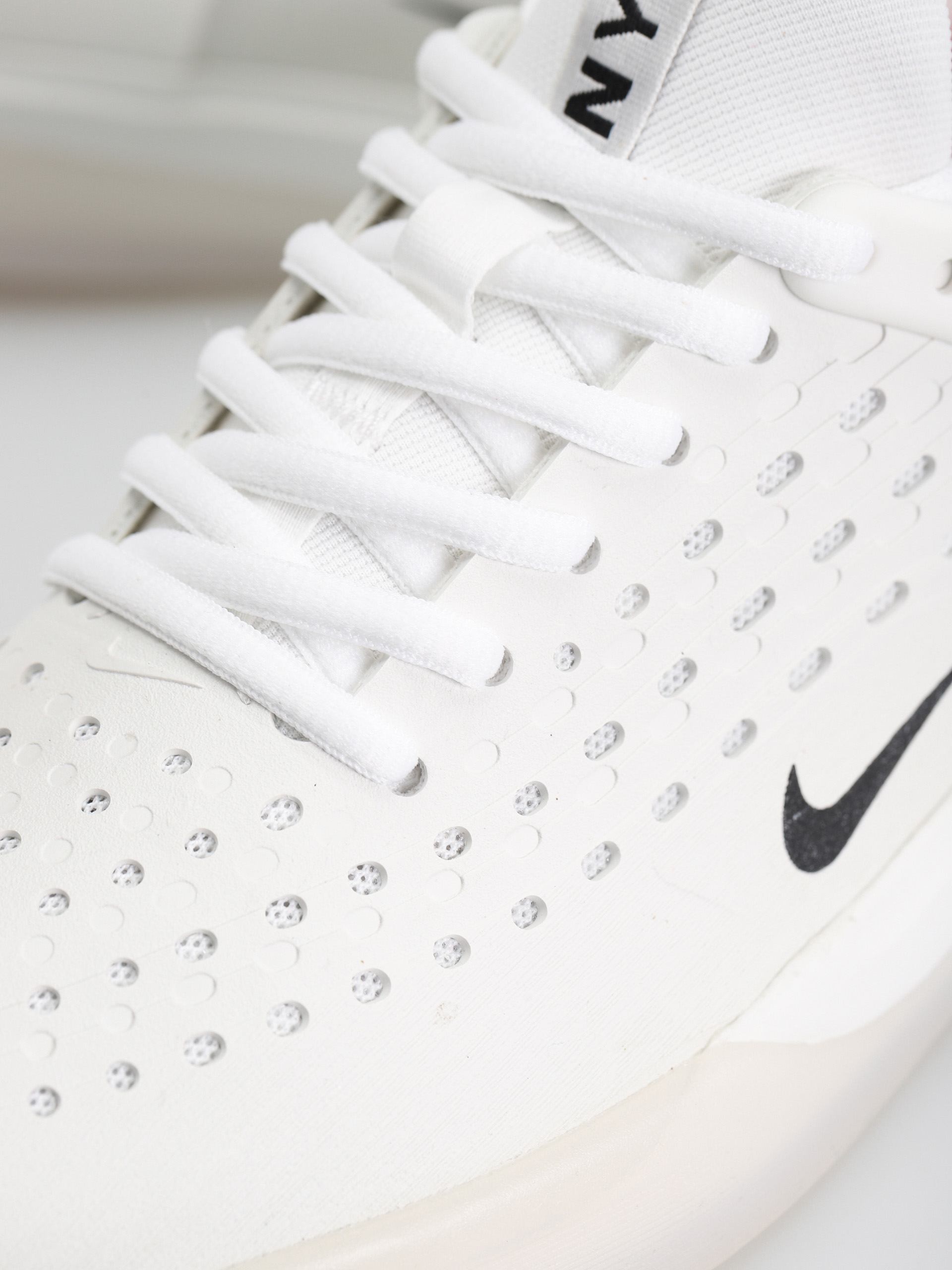 Boty Nike SB Zoom Nyjah 3 (white/black summit white hyper pink)