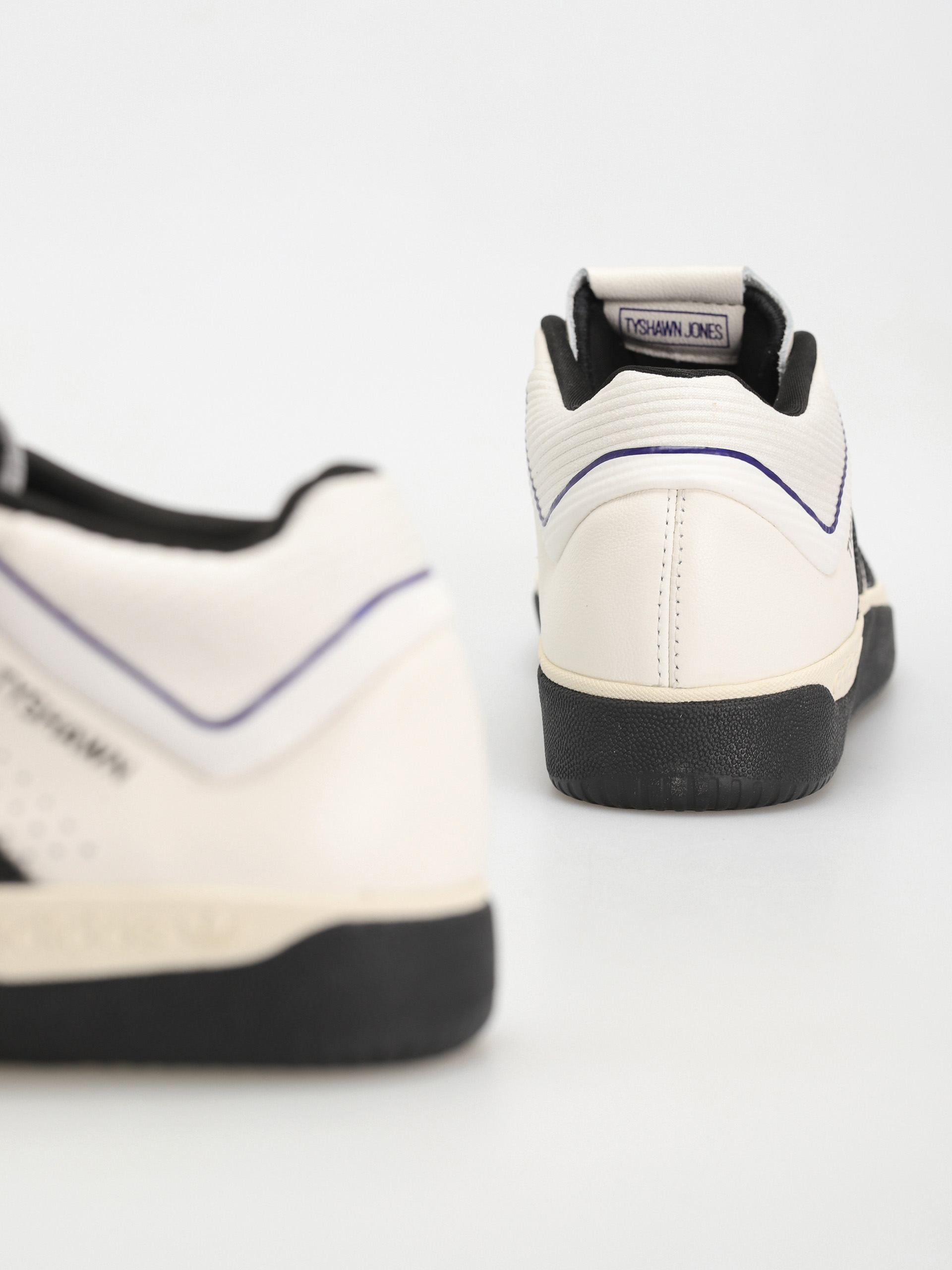 Boty adidas Tyshawn (clowhi/cblack/cpurpl)