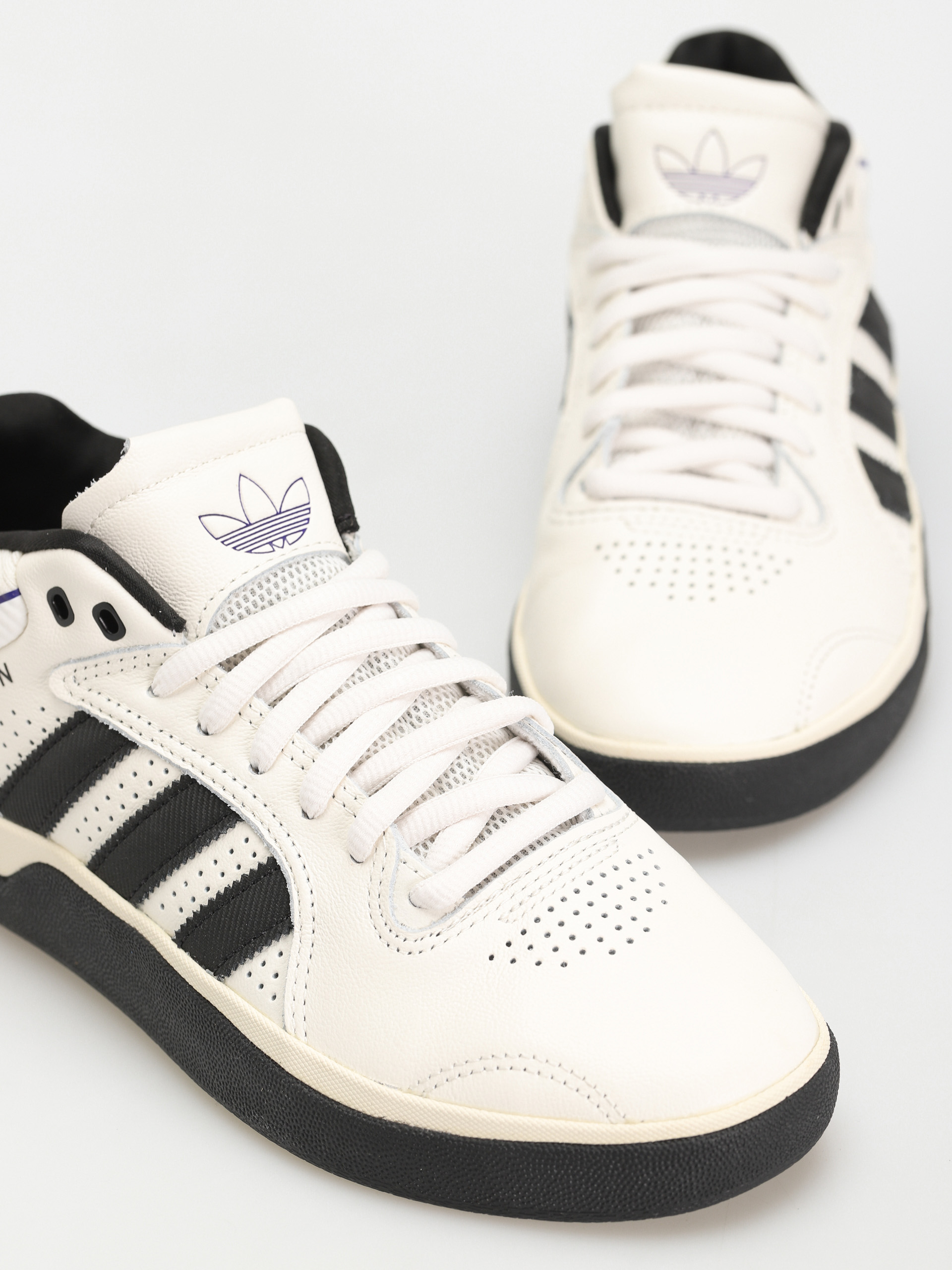 Boty adidas Tyshawn (clowhi/cblack/cpurpl)