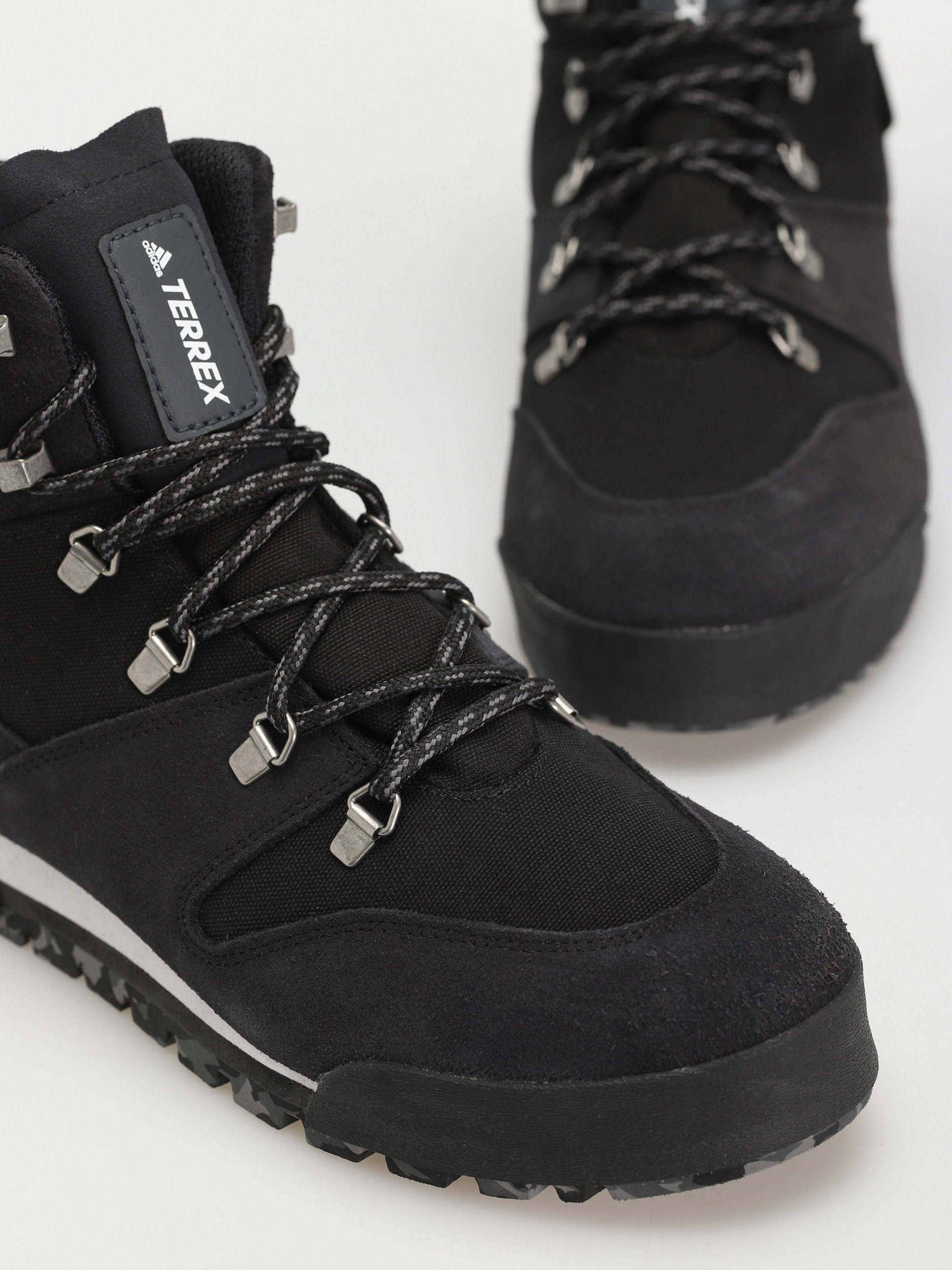 Boty adidas Terrex Snowpitch C.RDY (cblack/cblack/scarle)