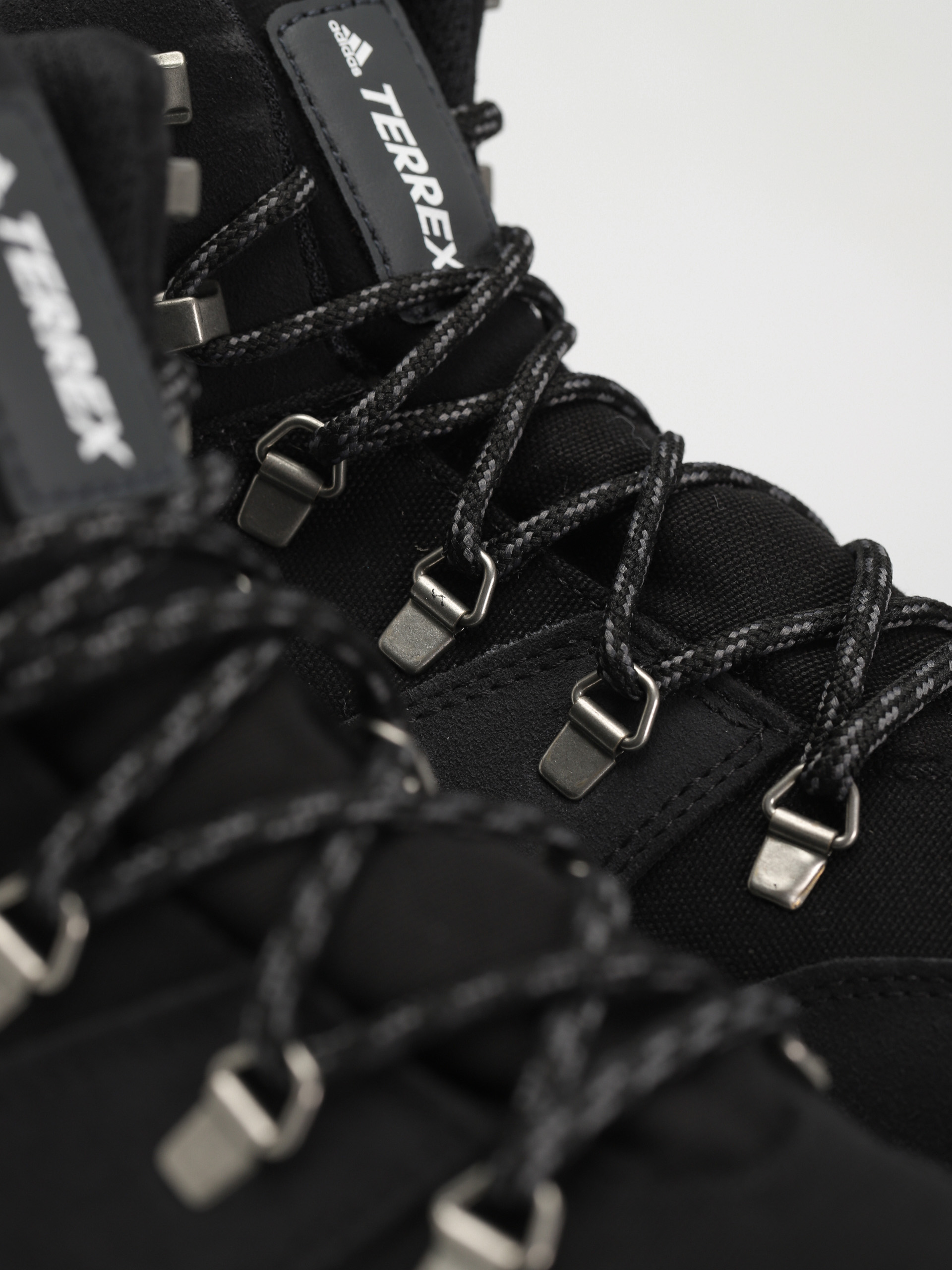 Boty adidas Terrex Snowpitch C.RDY (cblack/cblack/scarle)