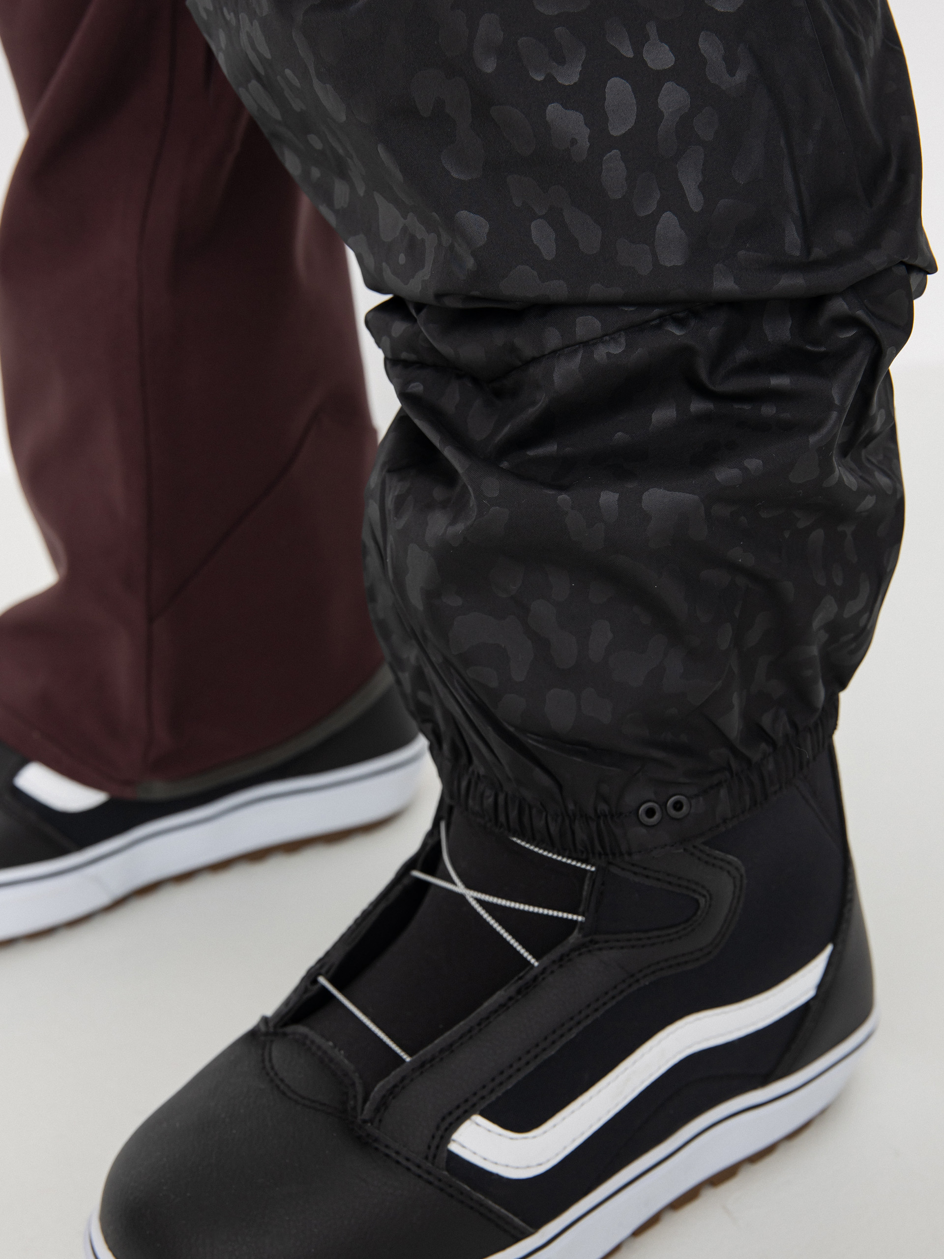 Dámské Snowboardové kalhoty  Volcom Swift Bib Overall (black plum)