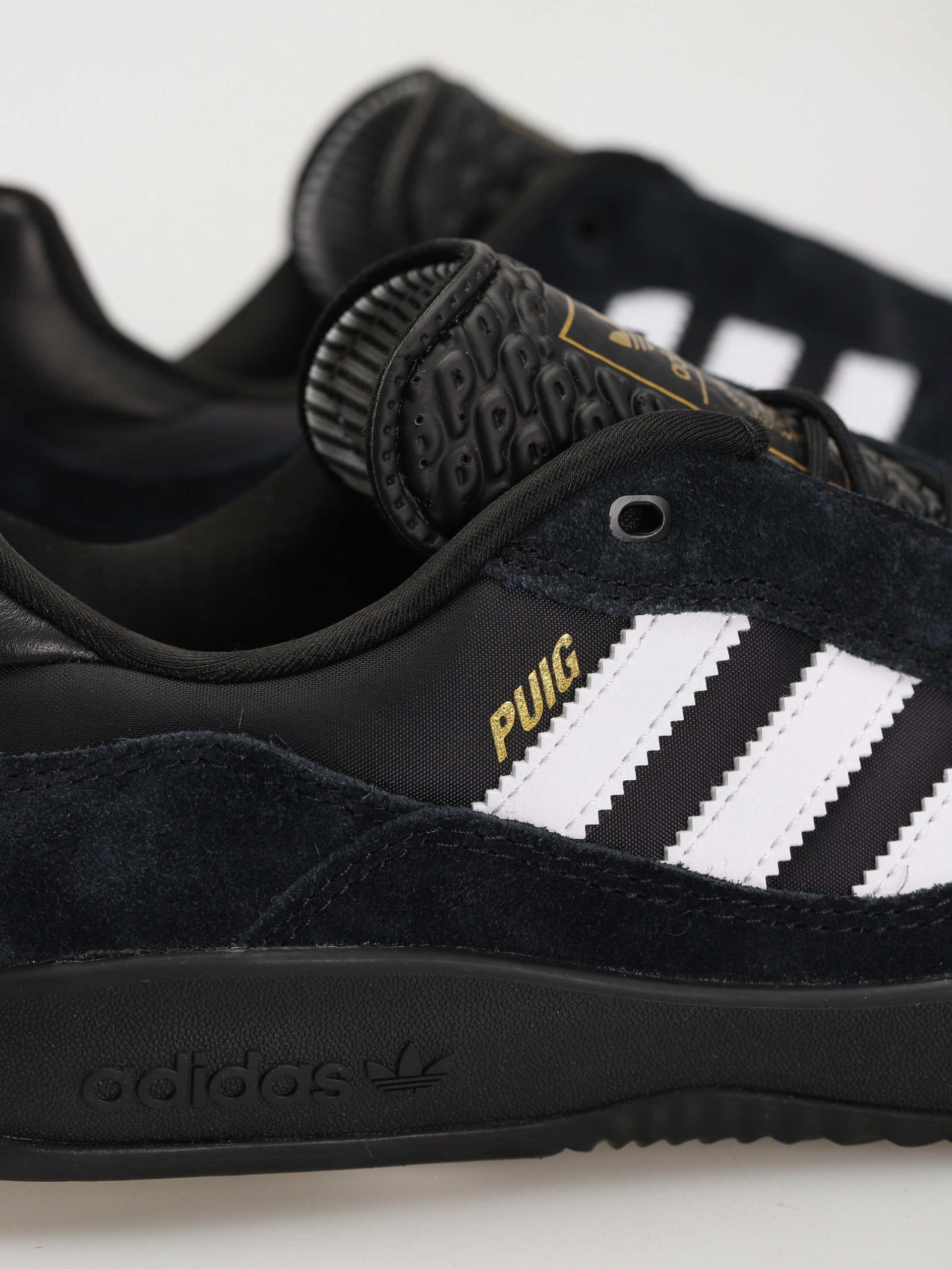 Boty adidas Puig (cblack/ftwwht/goldmt)