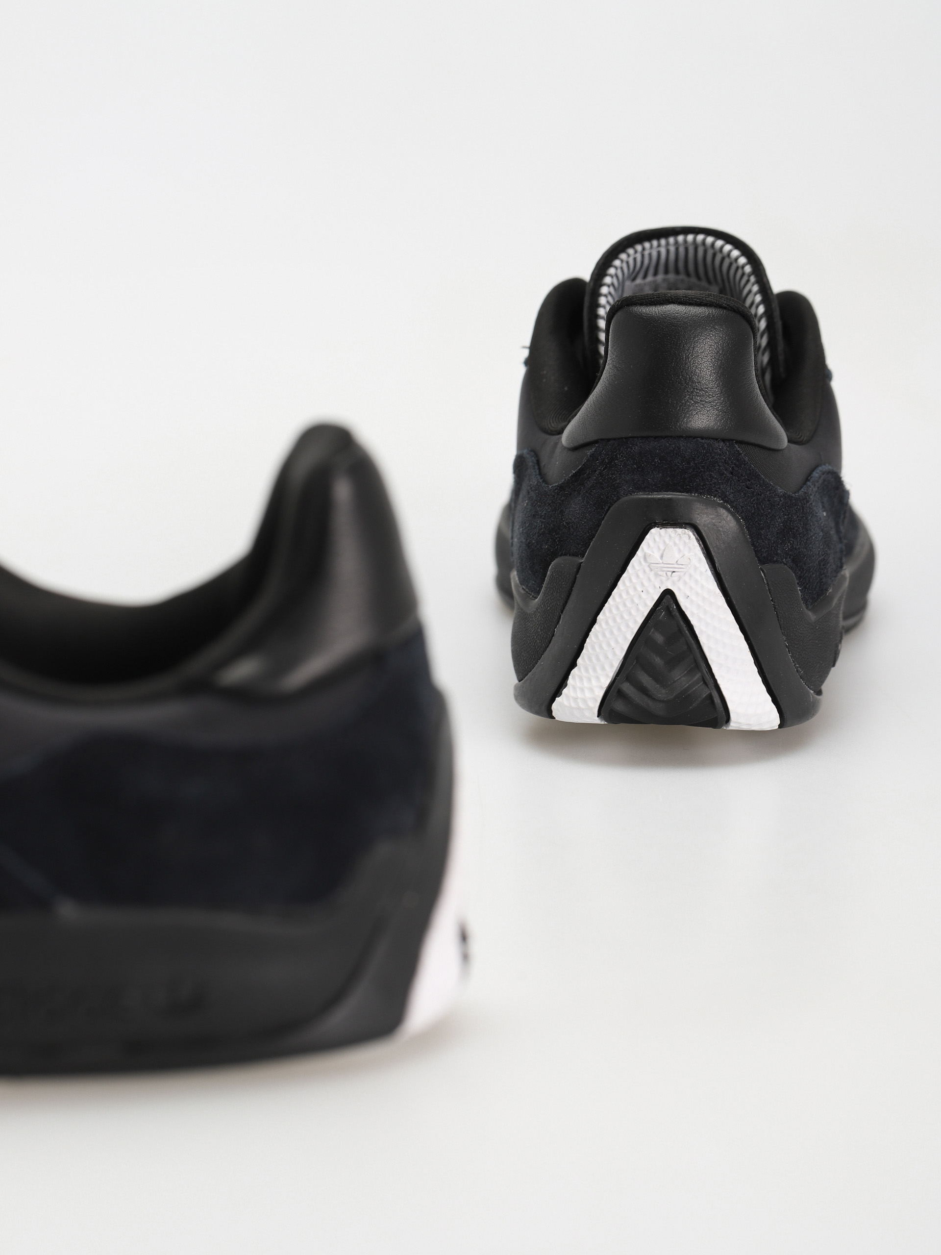 Boty adidas Puig (cblack/ftwwht/goldmt)