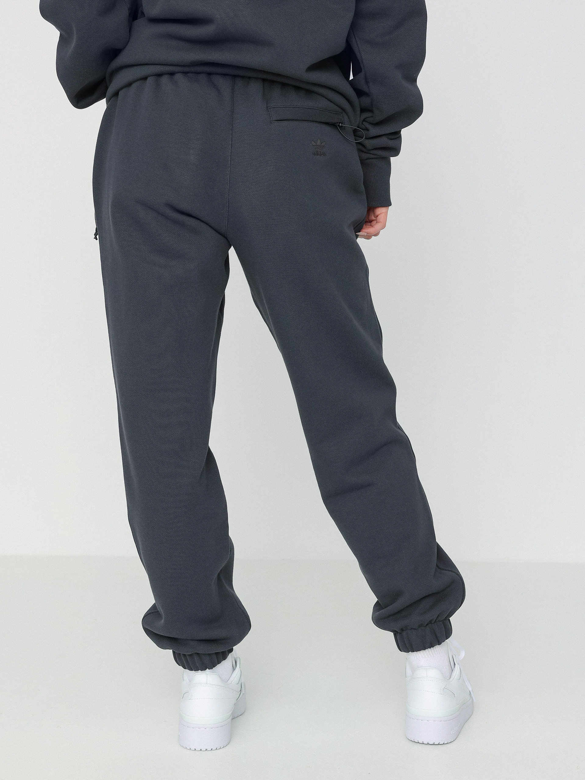 Kalhoty adidas Originals Pharrell Williams Basics Wmn (ntgrey)