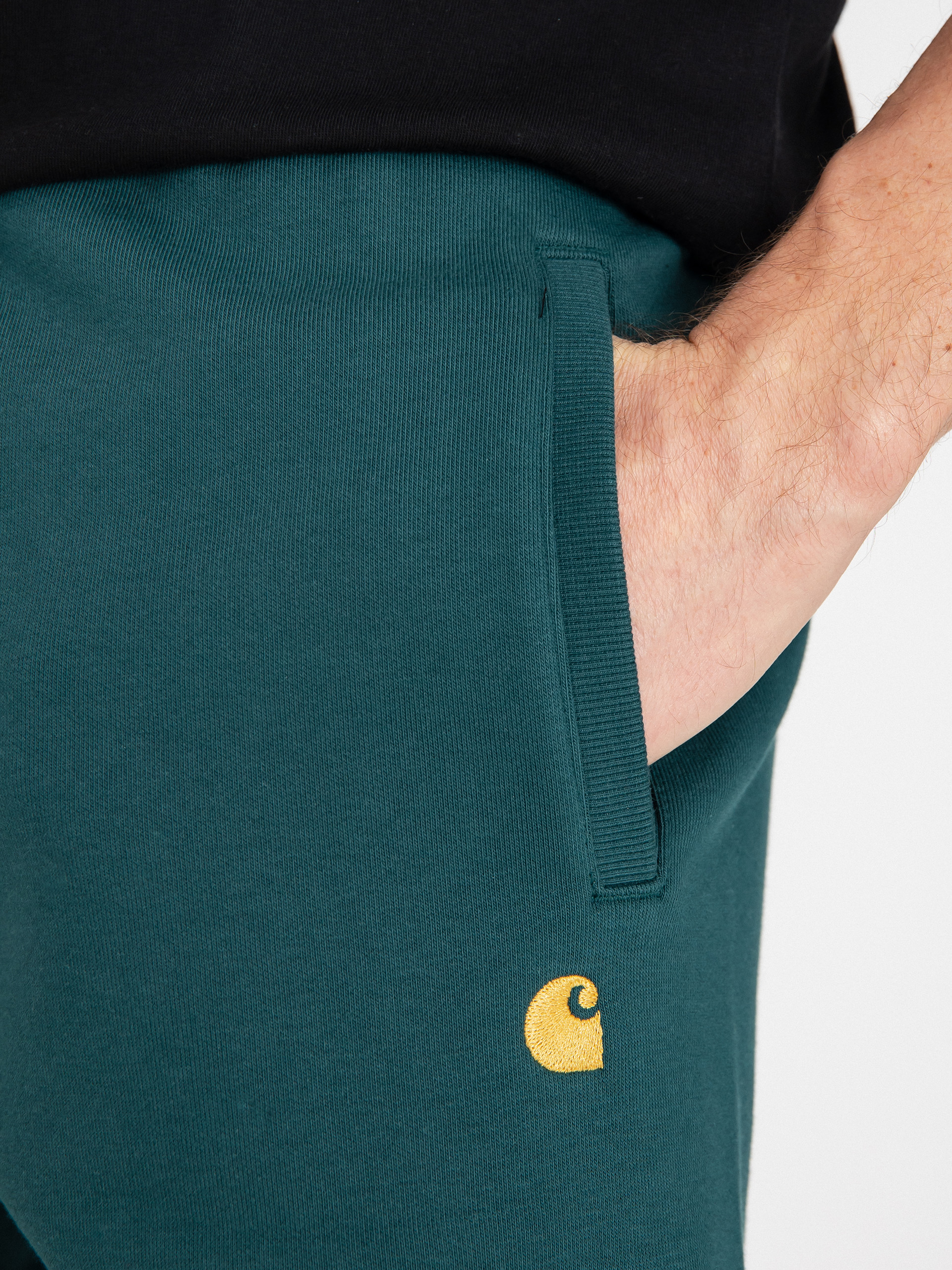 Kraťasy Carhartt WIP Chase (botanic/gold)